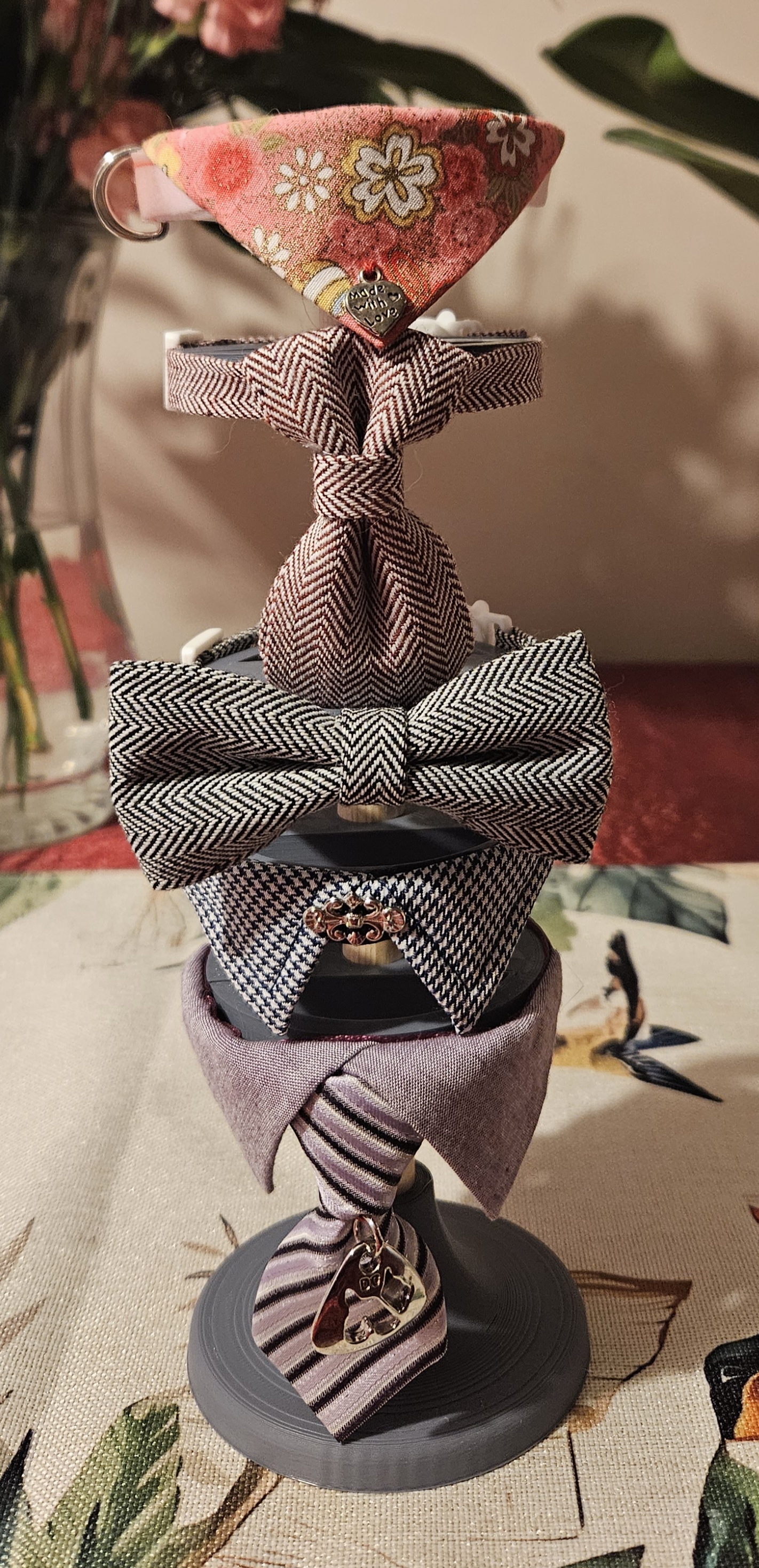 Cat Collar Display Stand (parameterized)