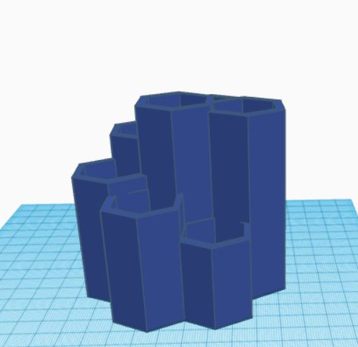 výcepatrový stojan na tužky (multi-level pencil stand)