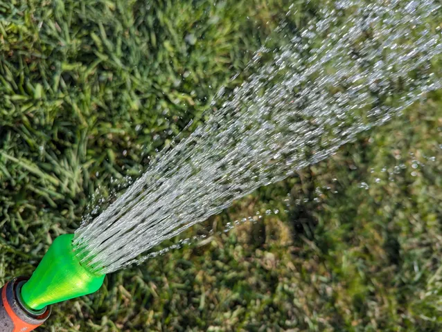 Parametrically garden water diffuser with hose coupling adapter