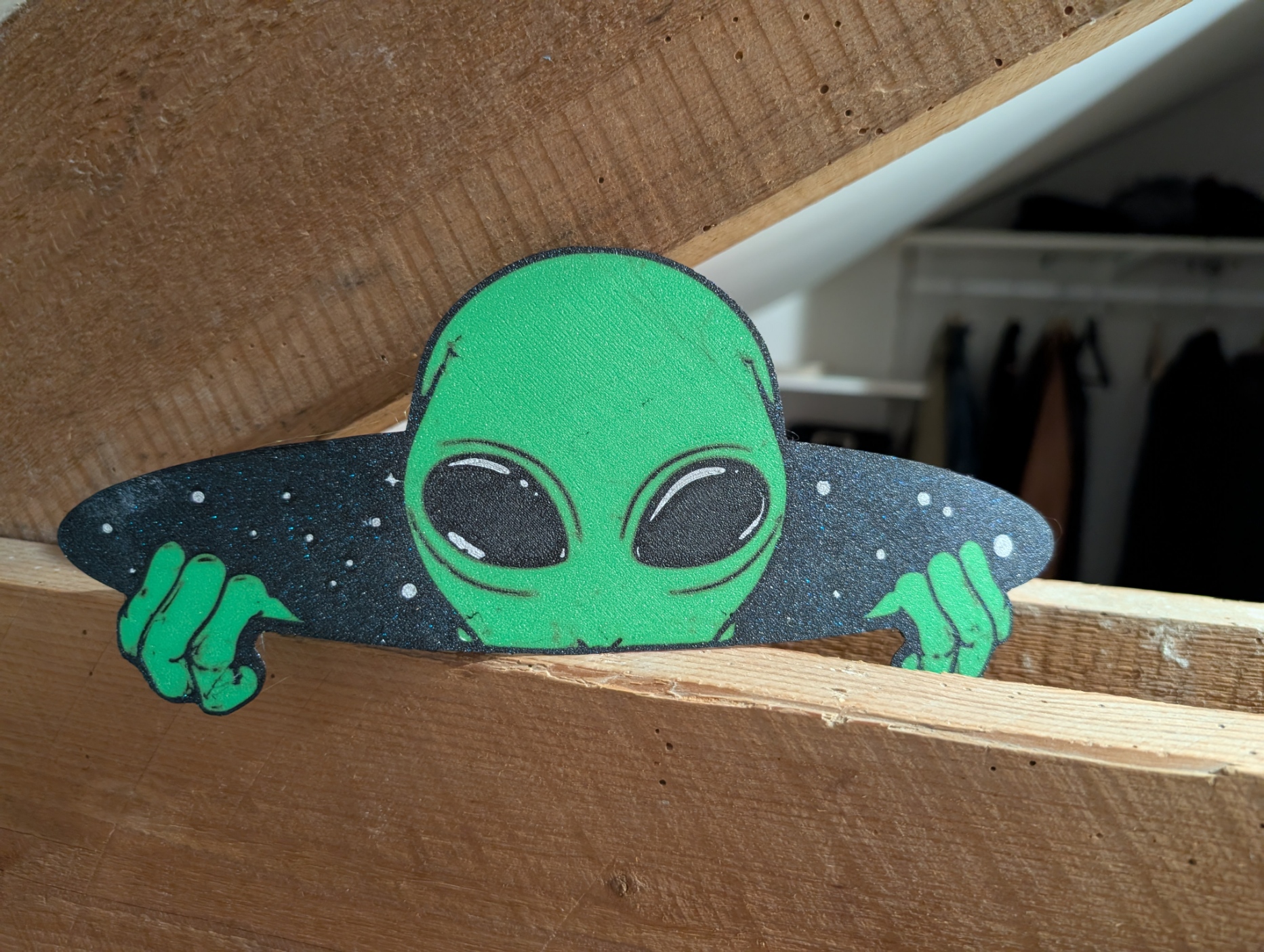 Alien peaking 2D art