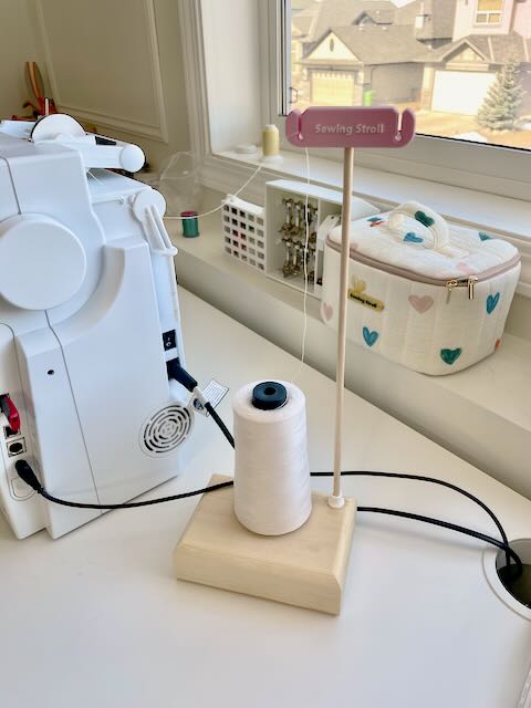 Desktop thread stand