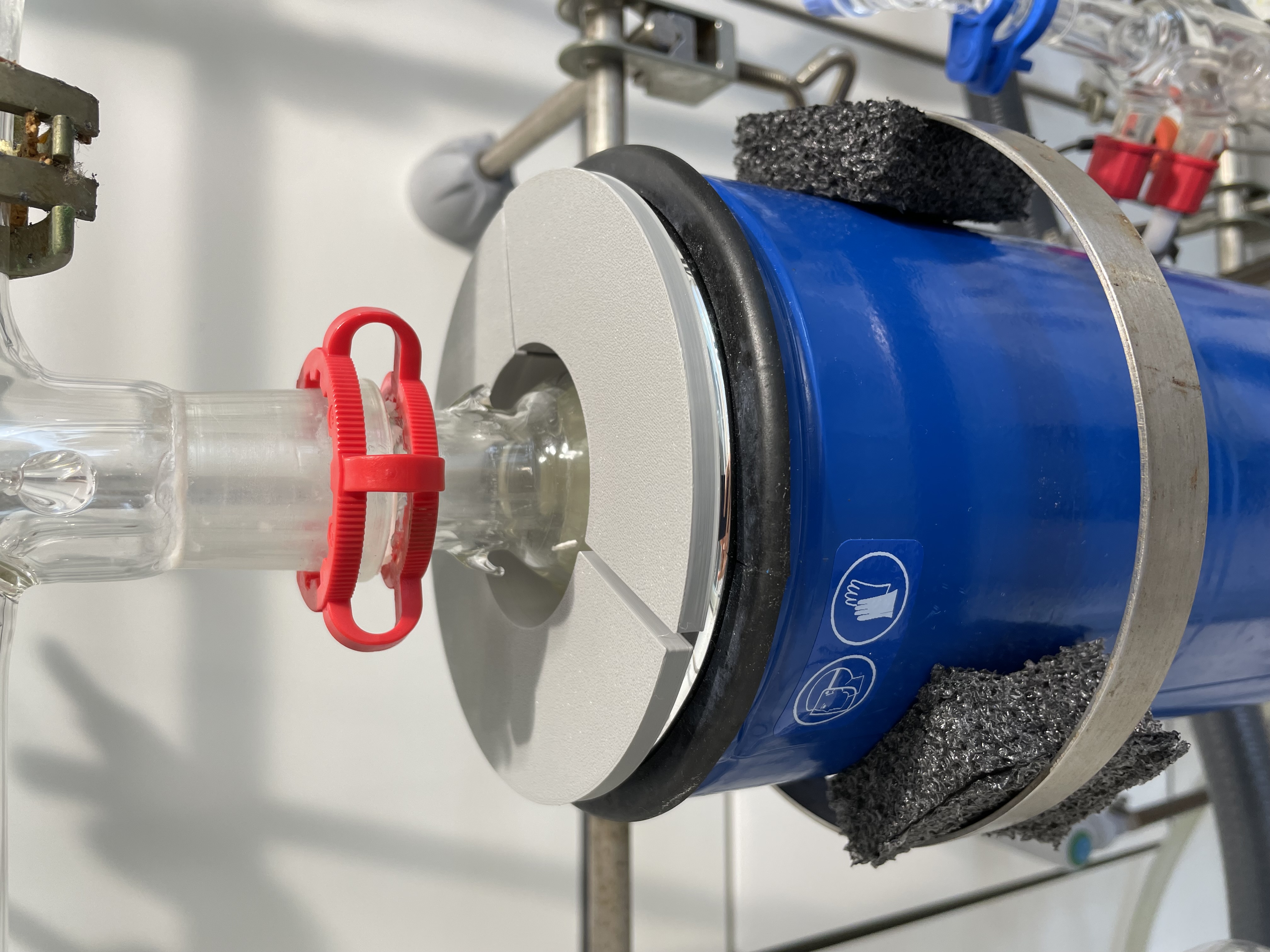 Cooling trap cover for liquid nitrogen dewar