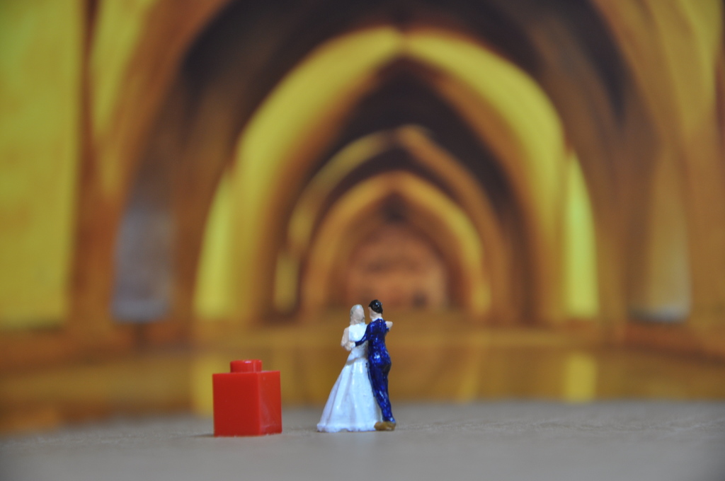 Dancing wedding couple 1/87 scale (H0)