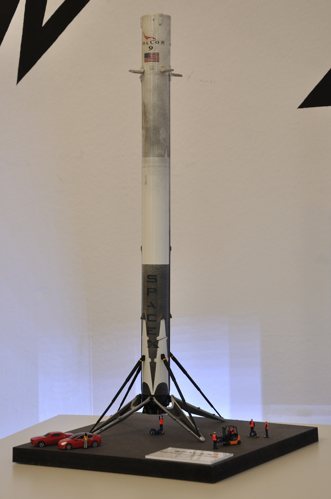 SpaceX Falcon 9 first landed orbital booster 1/87 scale (H0)