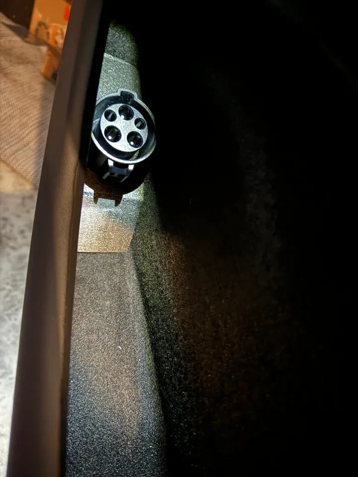 Tesla Model Y Sürücü Kapısı J1772 Adaptör Yuvası - Arkaya Monte (Sadece Plastik Aparattır!!!)