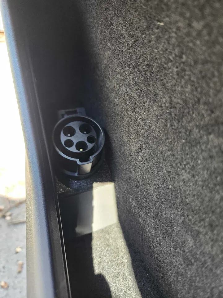 Tesla Model Y Sürücü Kapısı J1772 Adaptör Yuvası - Arkaya Monte (Sadece Plastik Aparattır!!!)