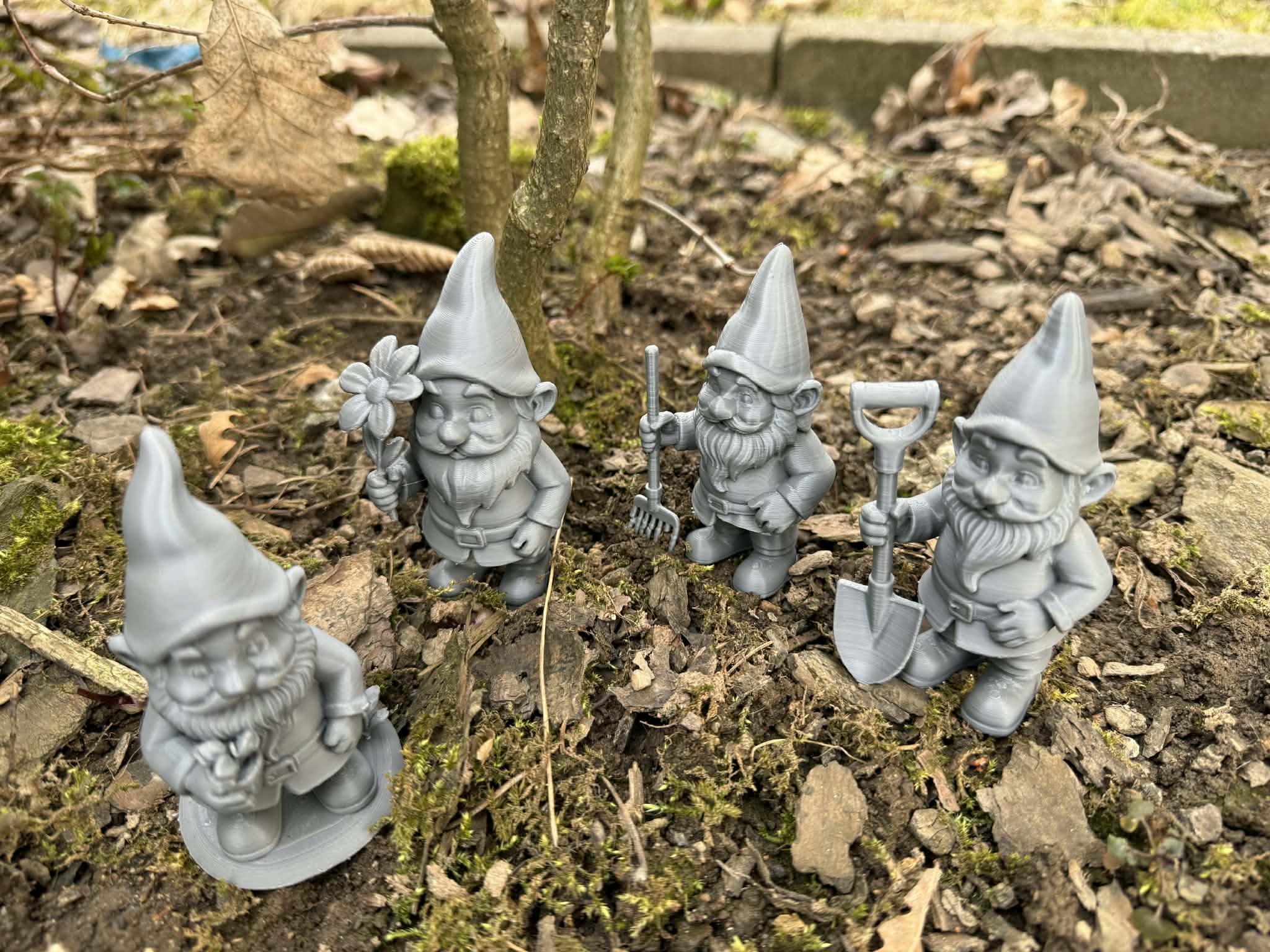 Garden gnome with tools — miniatura 4