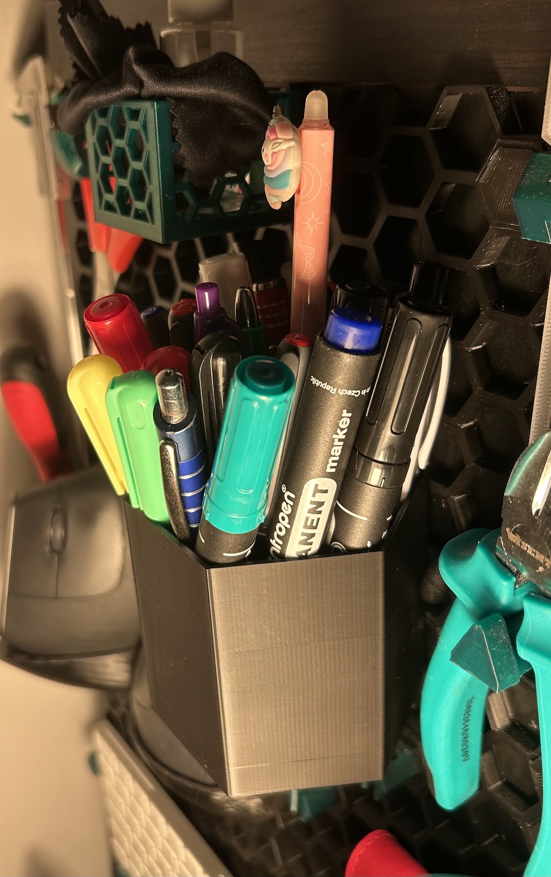 Honeycomb storage wall pencils cup