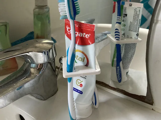 Toothpaste squeezer