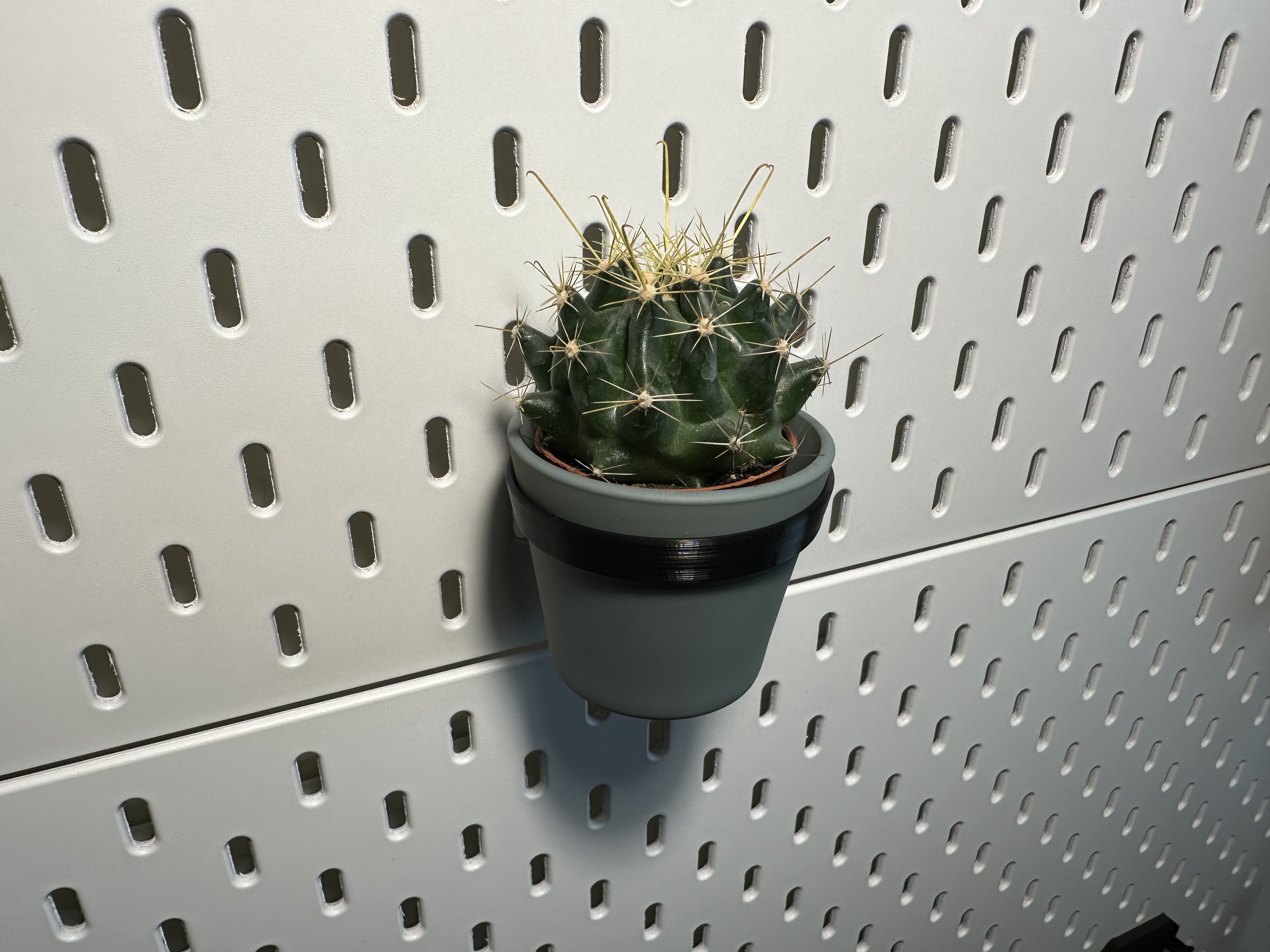 Flower pot holder for SKADIS