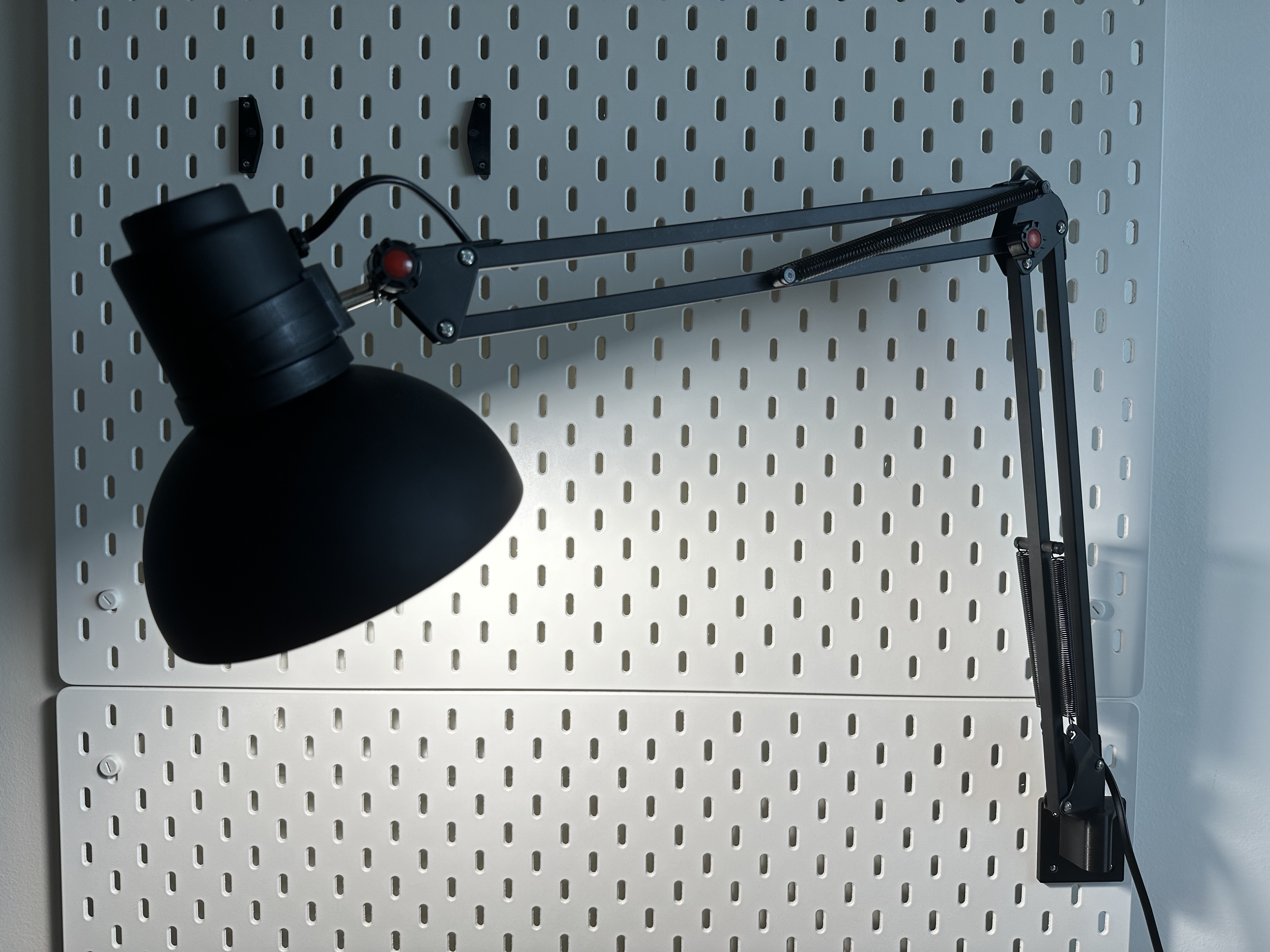 Lamp mount for SKADIS