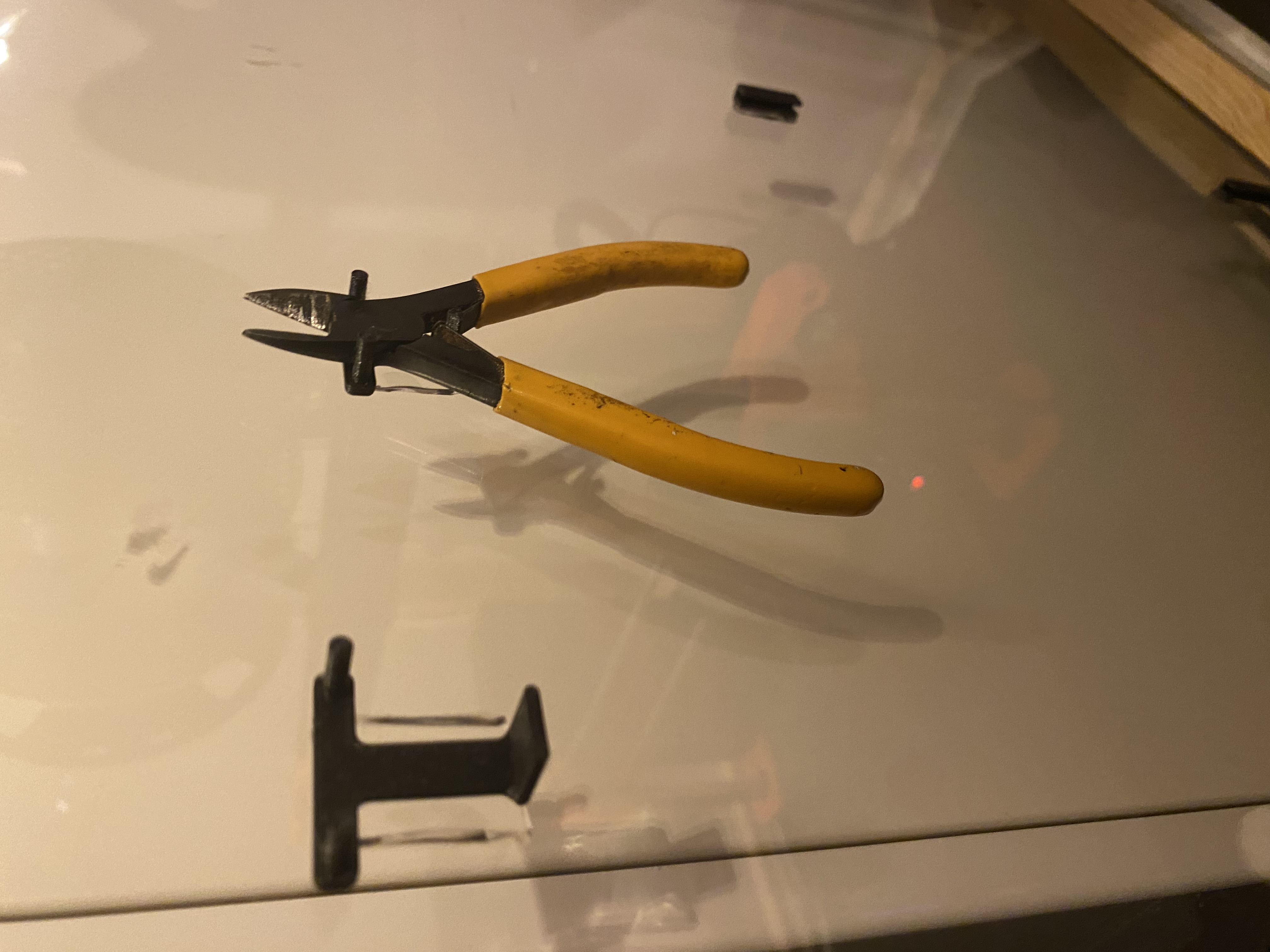 Minimalistic flat cutter holder