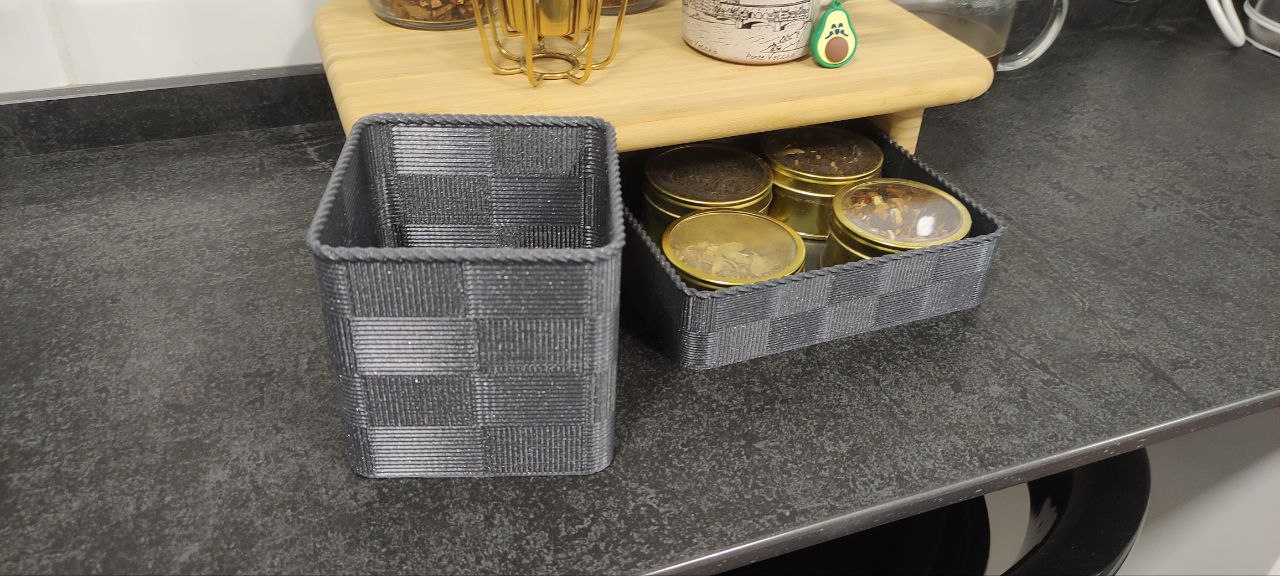 Box with exterior textures of different sizes
