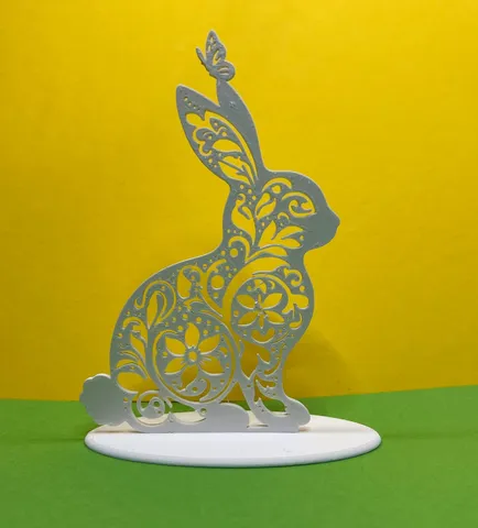 Osterhase mit Ornament