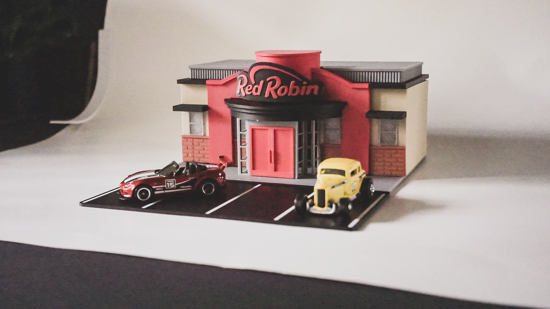 Red Robin Model Set - (1:64 Scale Diorama) — thumbnail 11