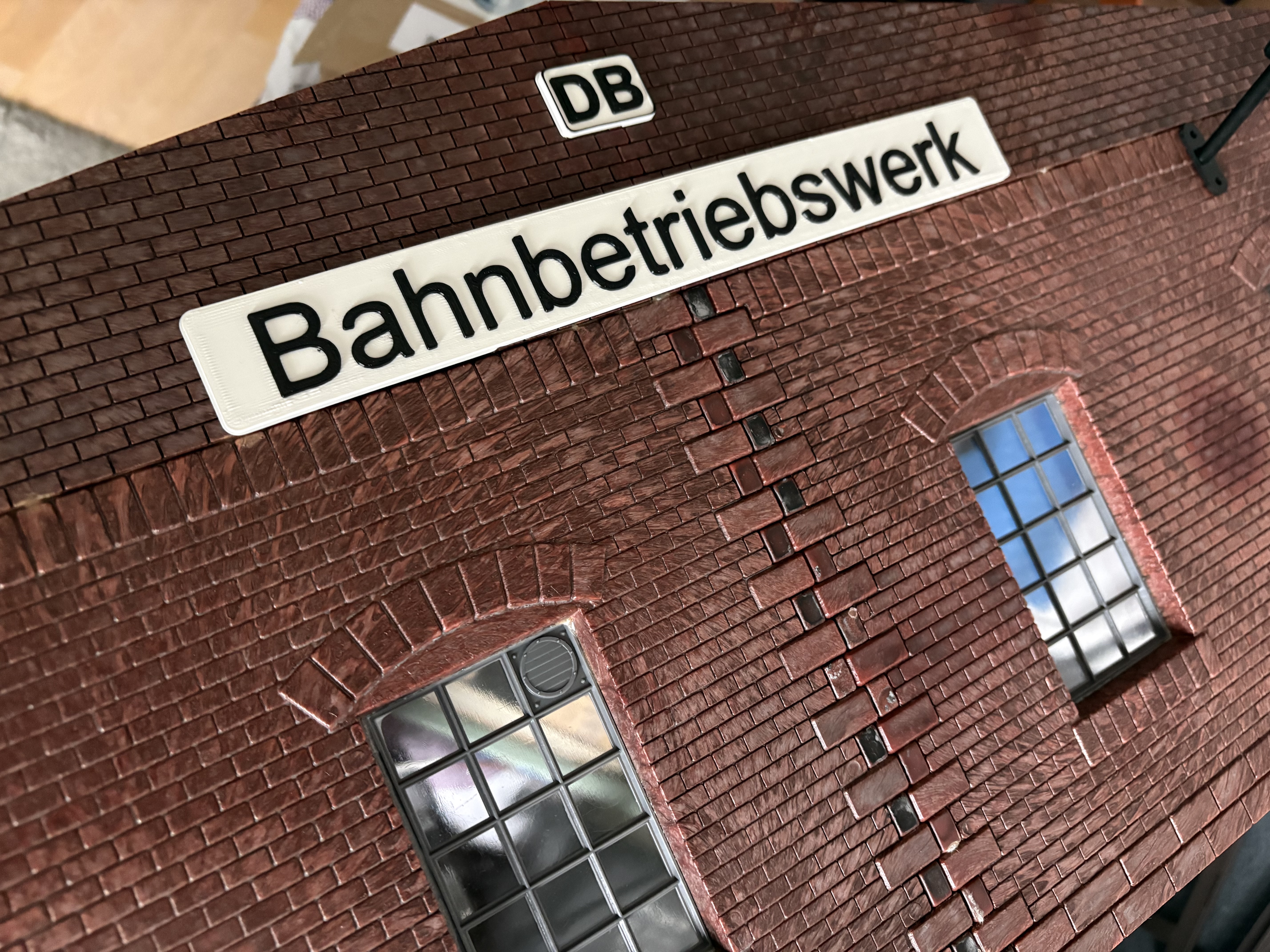 Pola G Schild vom Ringlockschuppen