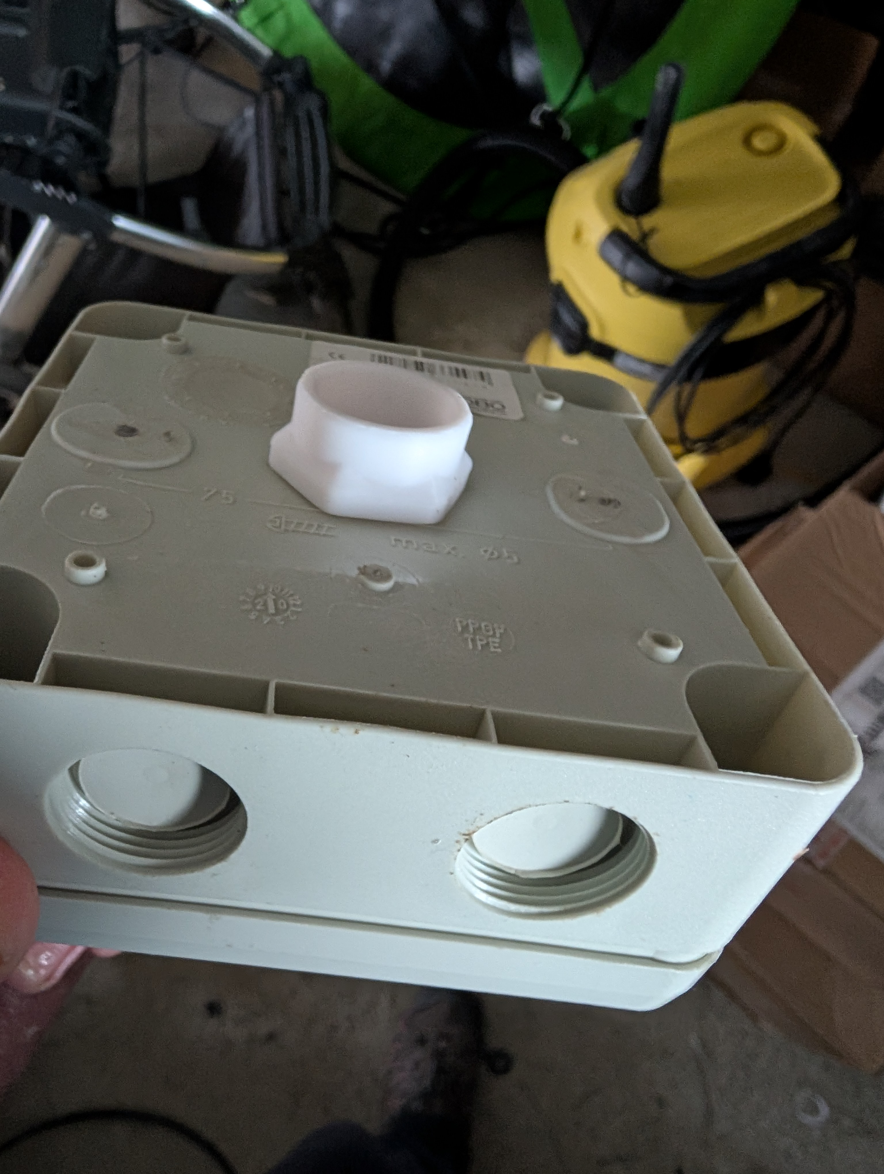 Connector for electrical junction box with 22mm thread