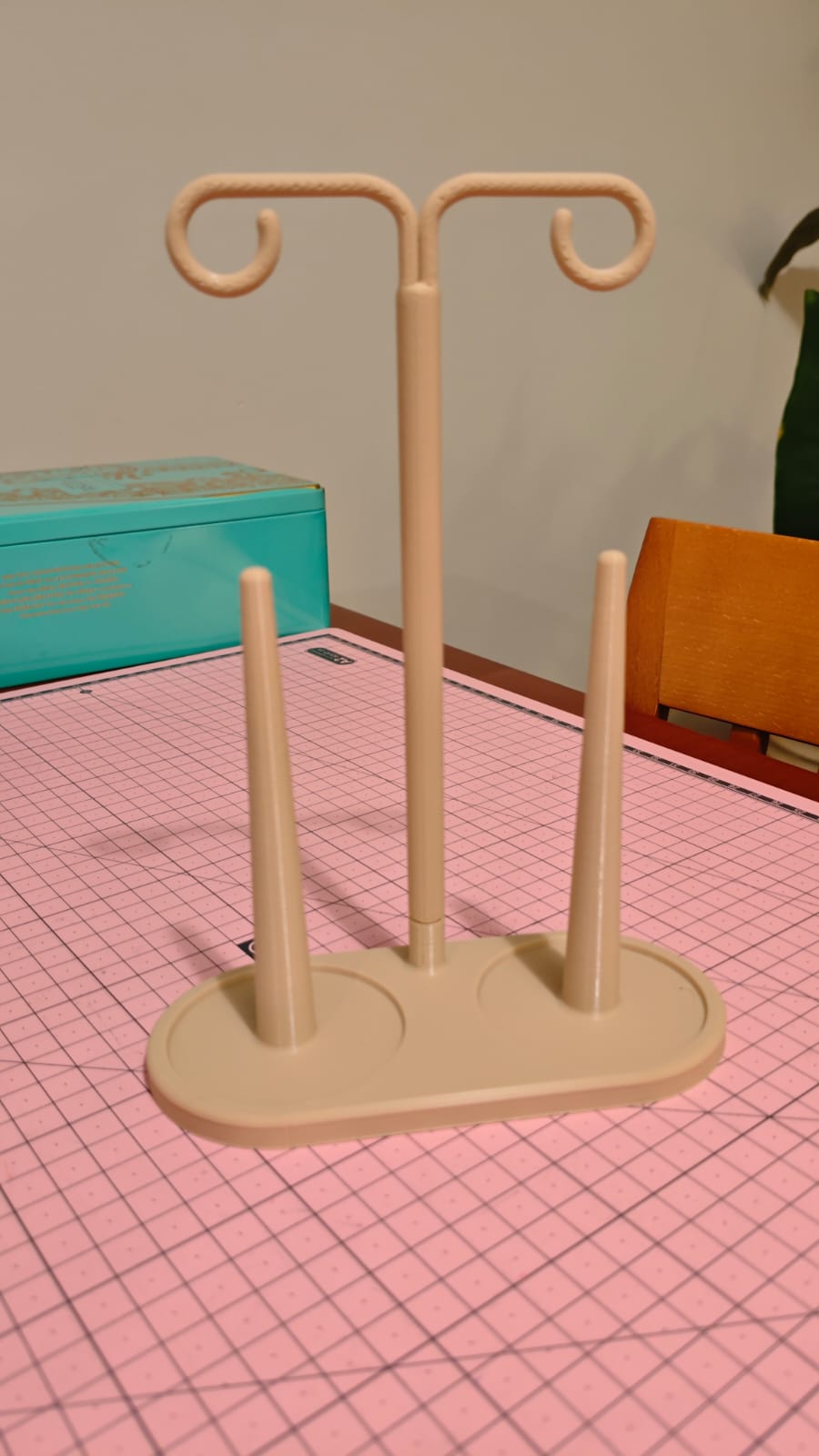 Soporte para dos bobinas de costura