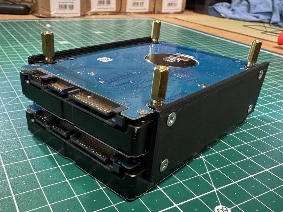 Spacer plate for two 2.5 inch HDDs by vinzcenzo | Download free STL ...