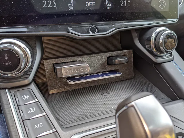 Lynk & Co 01 - Central console key holder