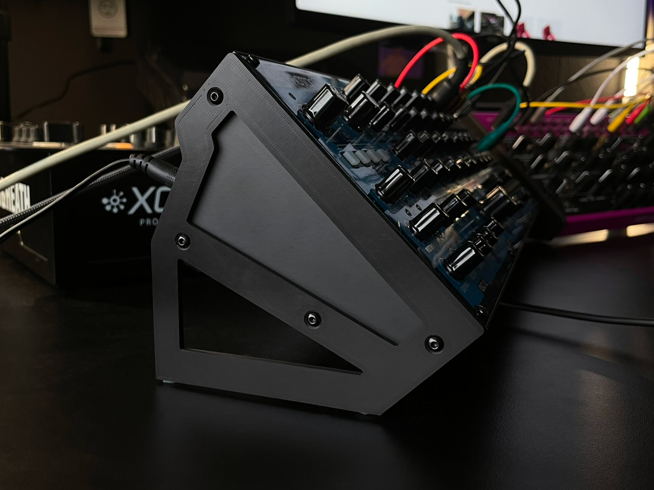 DESKTOP STAND FOR BEHRINGER PROTON/NEUTRON (SCREW MOUNTED)
