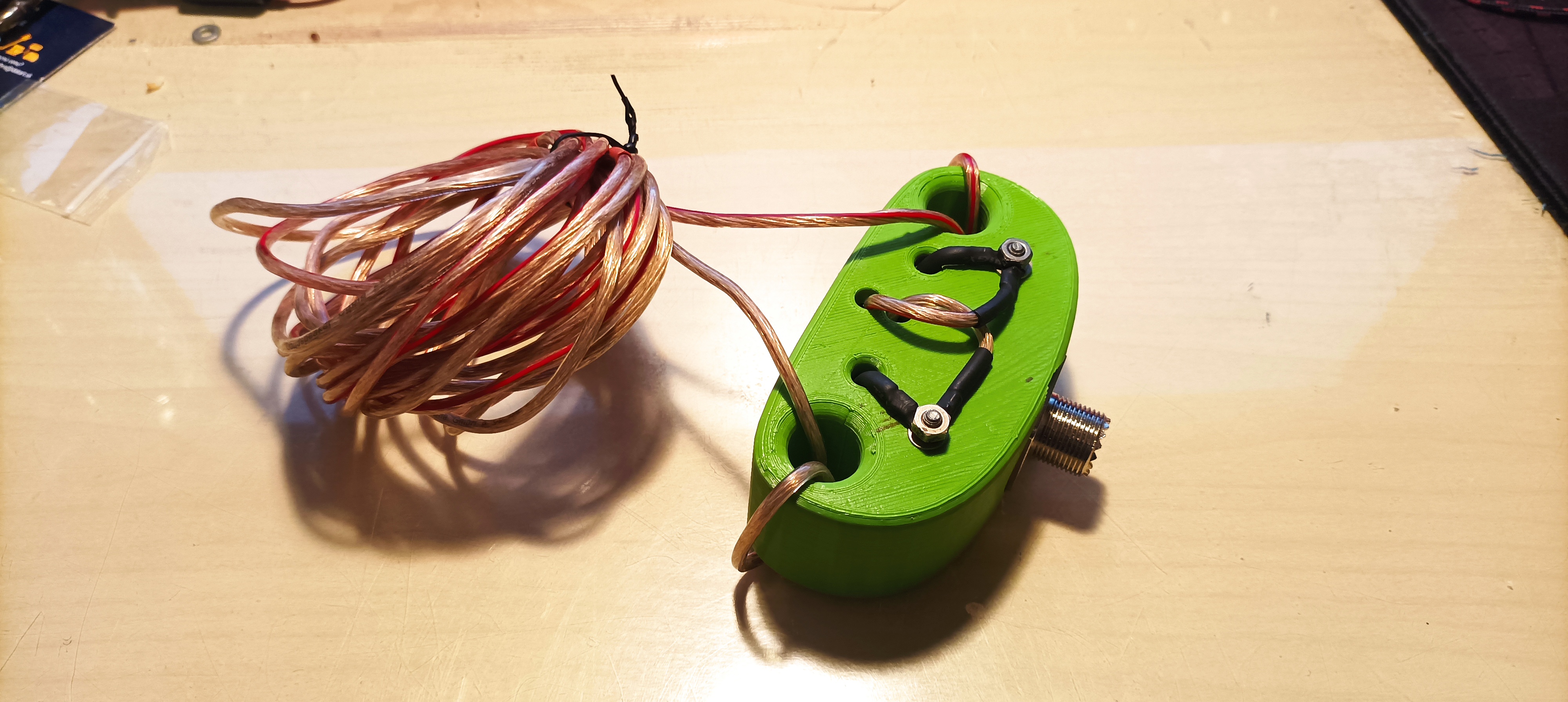 Dipole antenna core