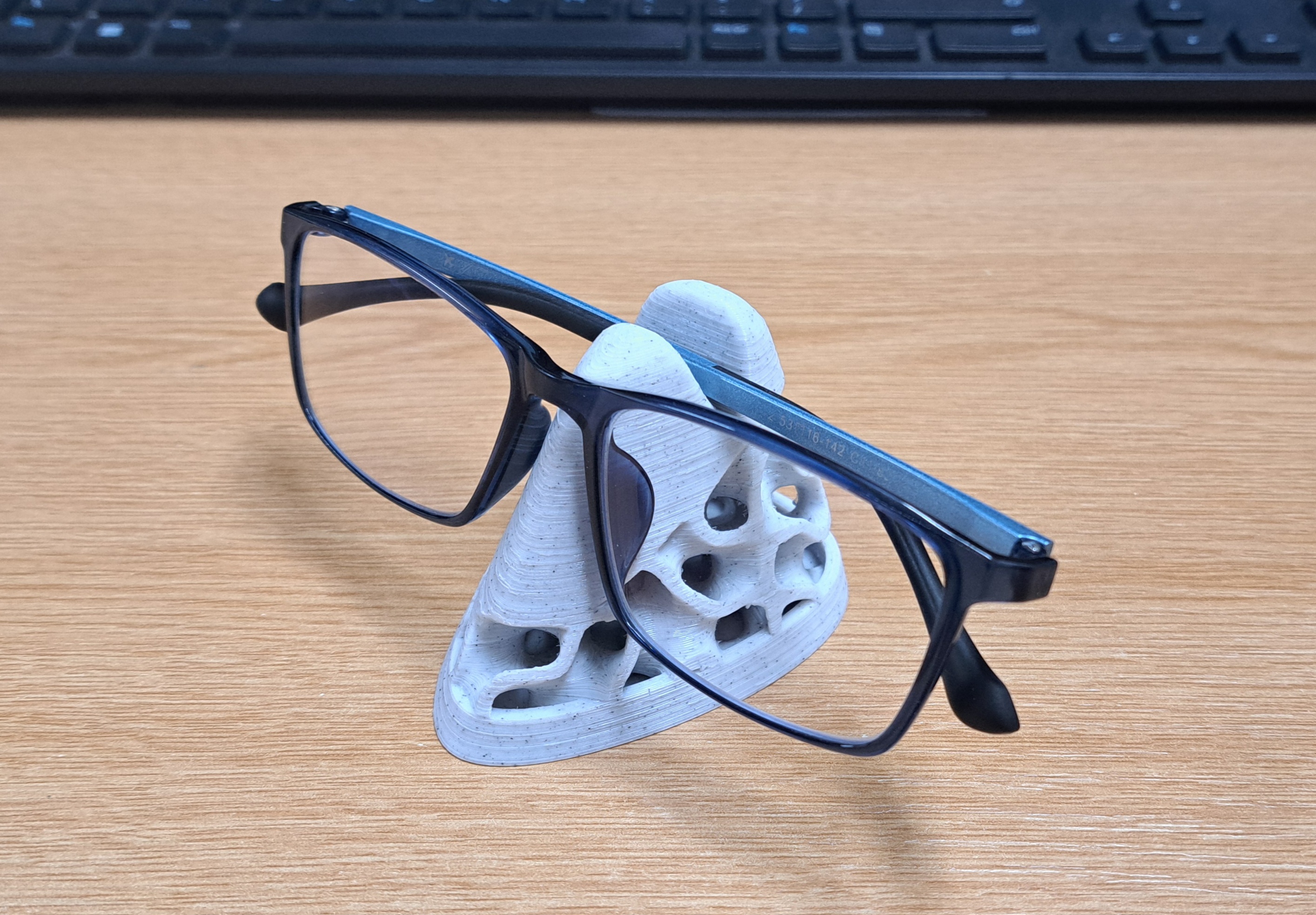 Glasses Stand (Gyriod Lattice Structure) by SD-3D | Download free STL ...