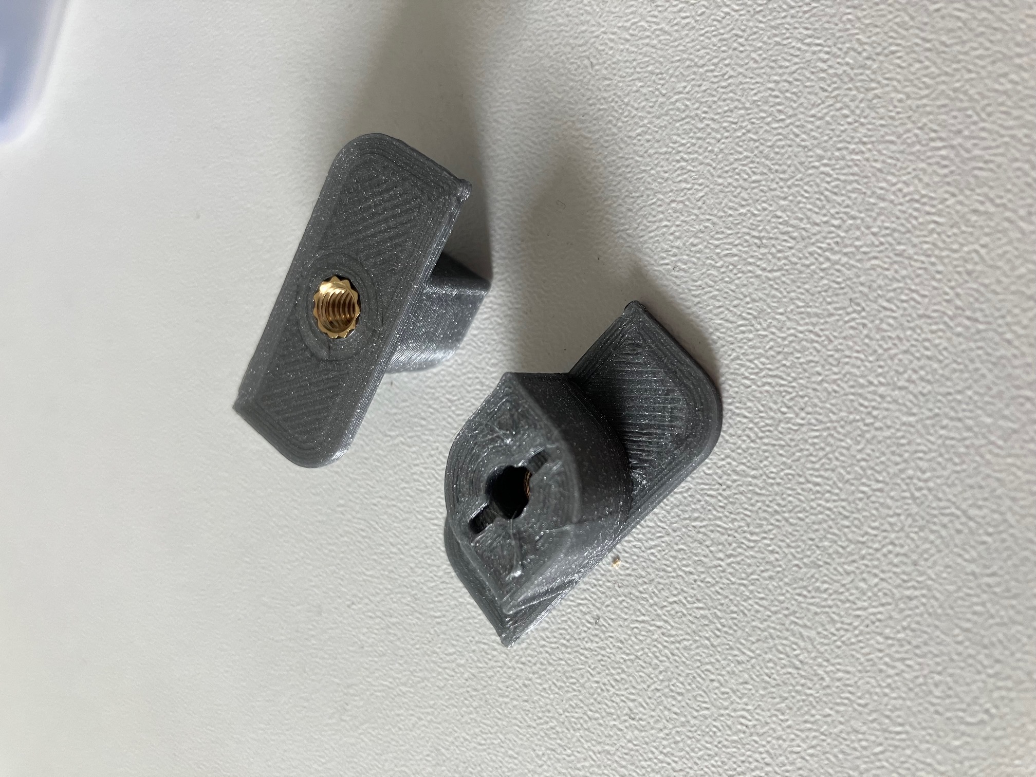 Acoustic panel mounting bracket with threaded heat insert M4x6x6
