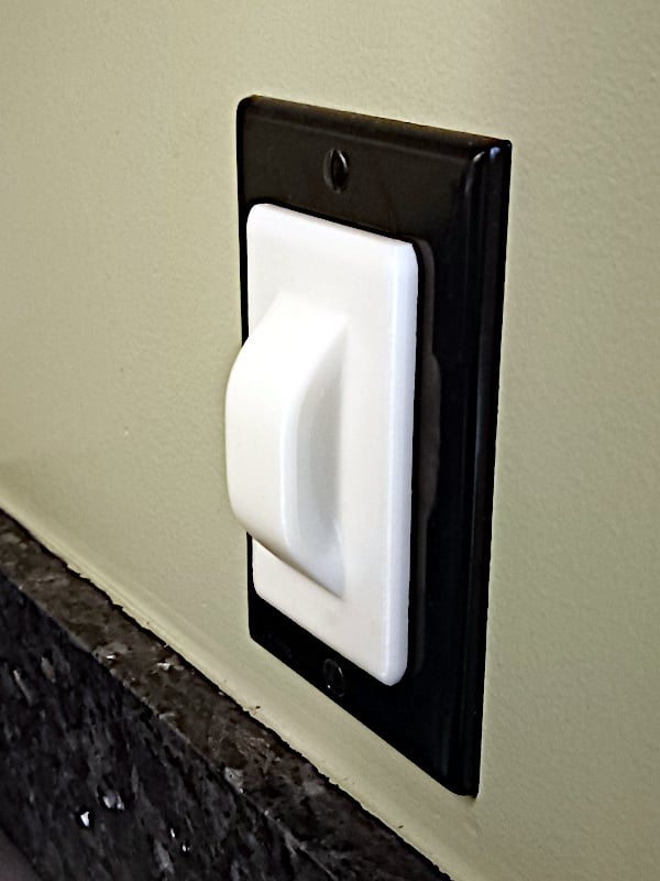 Easy-remove electrical outlet cover