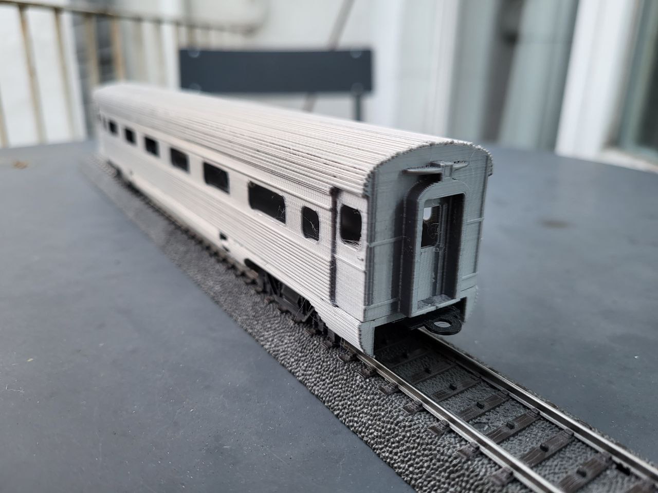 AMTRAK STREAMLINER COACH - H0 SCALE
