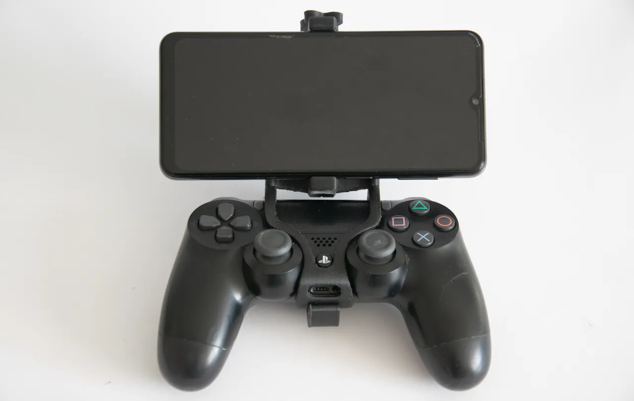 Smartphone mount for PS4 controller (DUALSHOCK 4) by MakerVerse