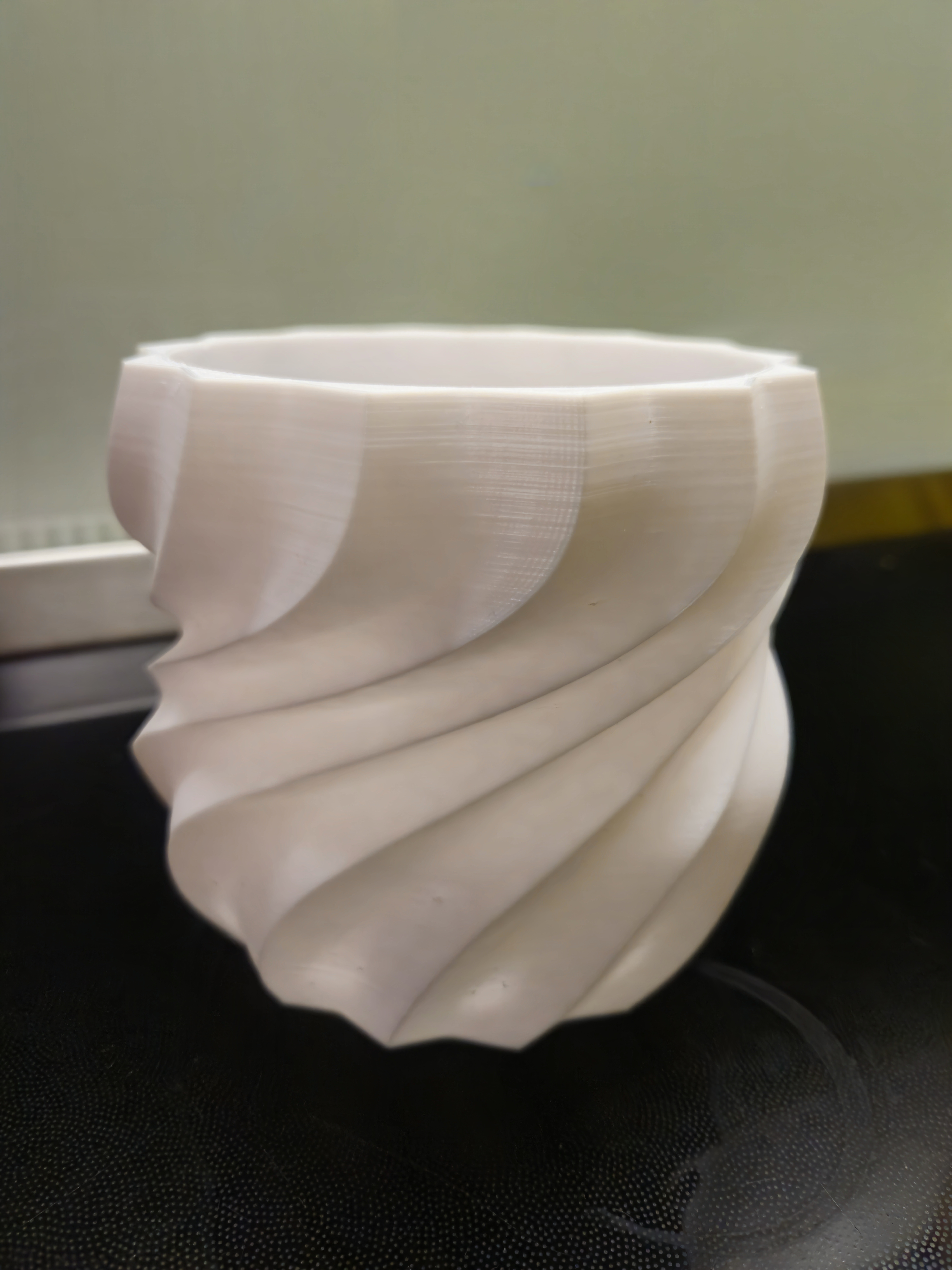 Miniatura 3 do modelo 3D Modern Twisted Spiral Vase Pot