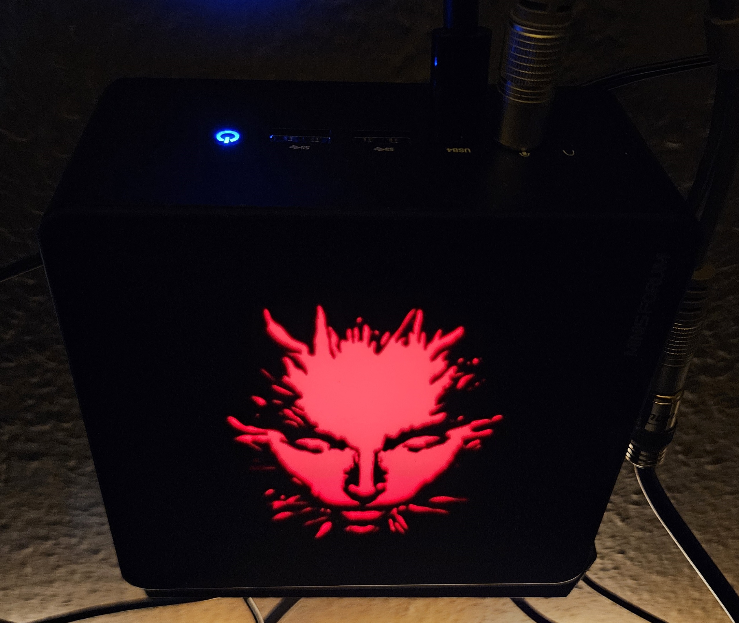 Minisforum UM780 XTX LED plate