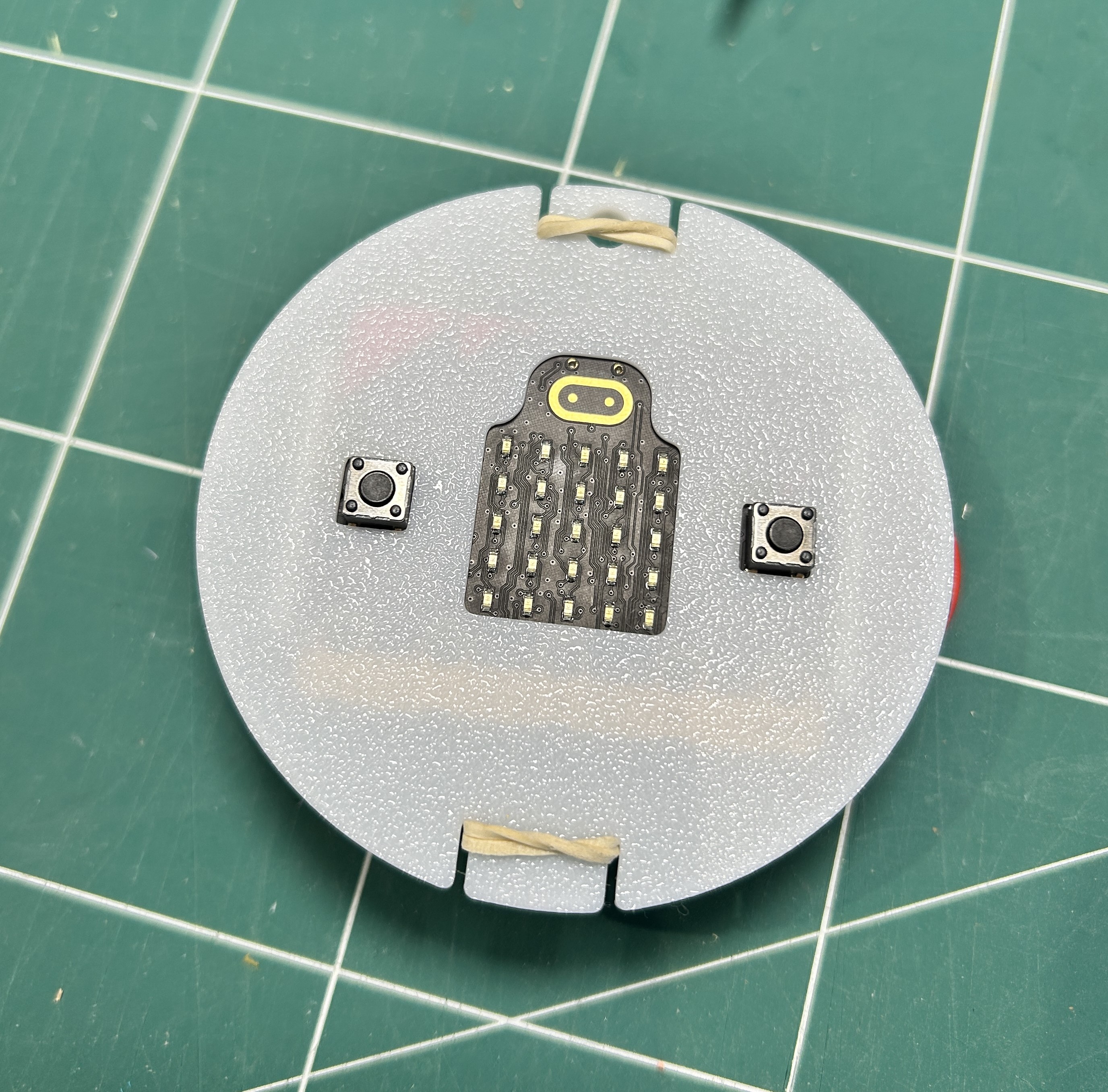 Round minimalist cover for Microbit V2