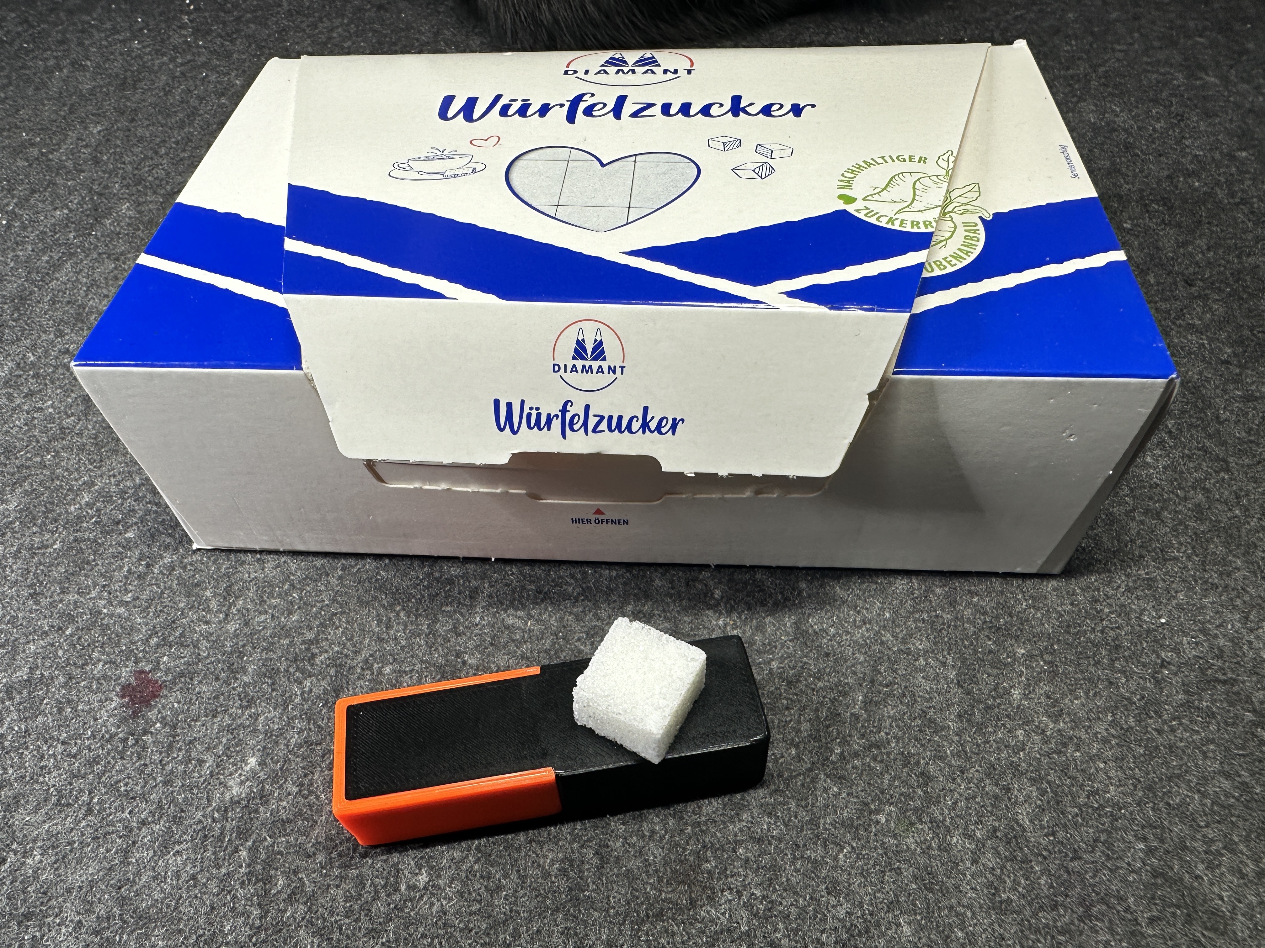 Travel Box for Sugar Cubes / Reiseschachtel für Zuckerwürfel