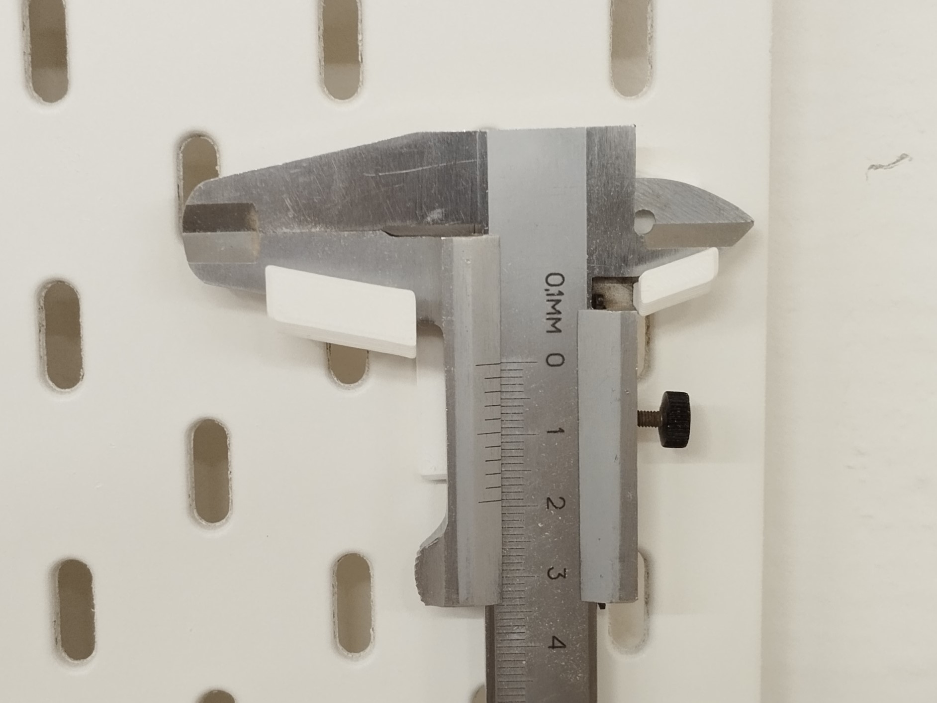 Skadis caliper holder