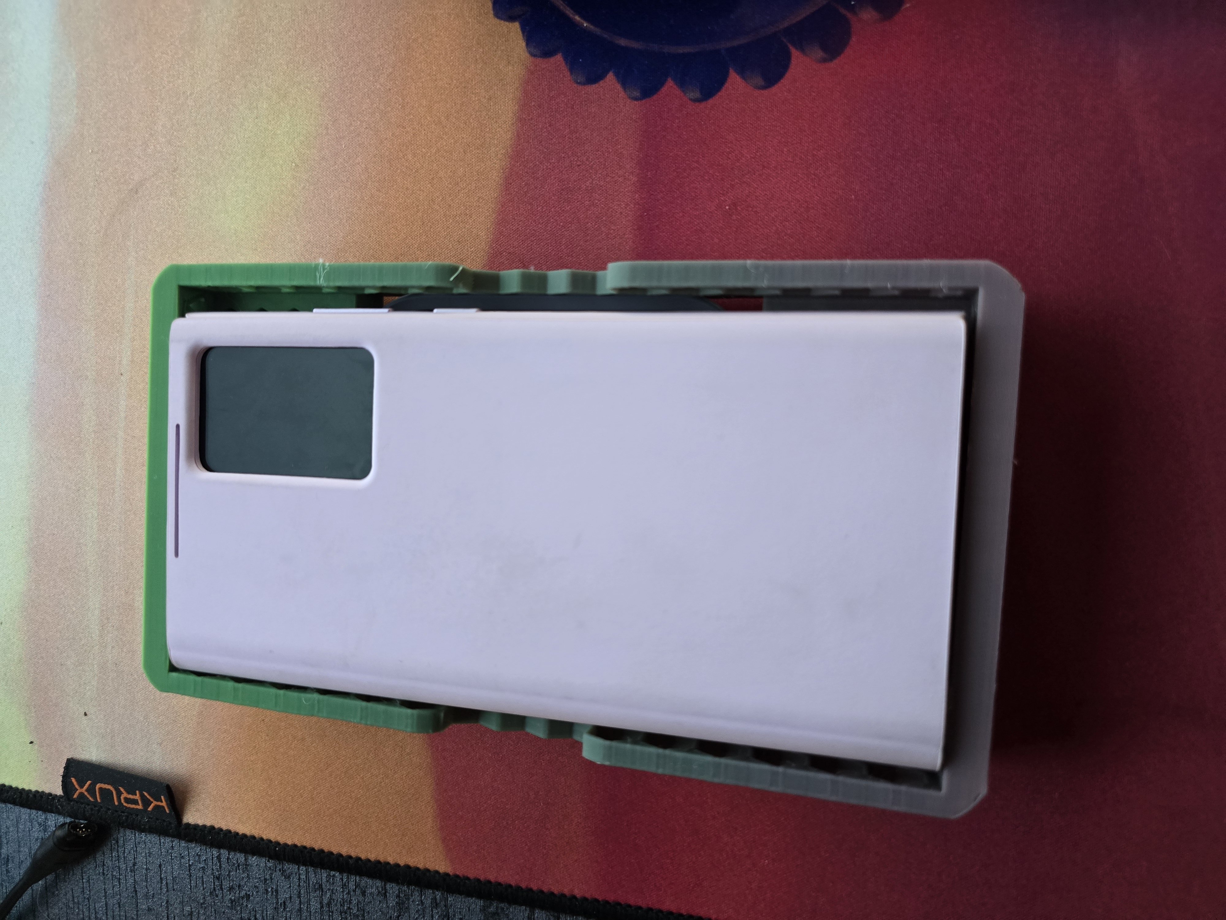 Samsung's inductive charger bracket (EP-2400)