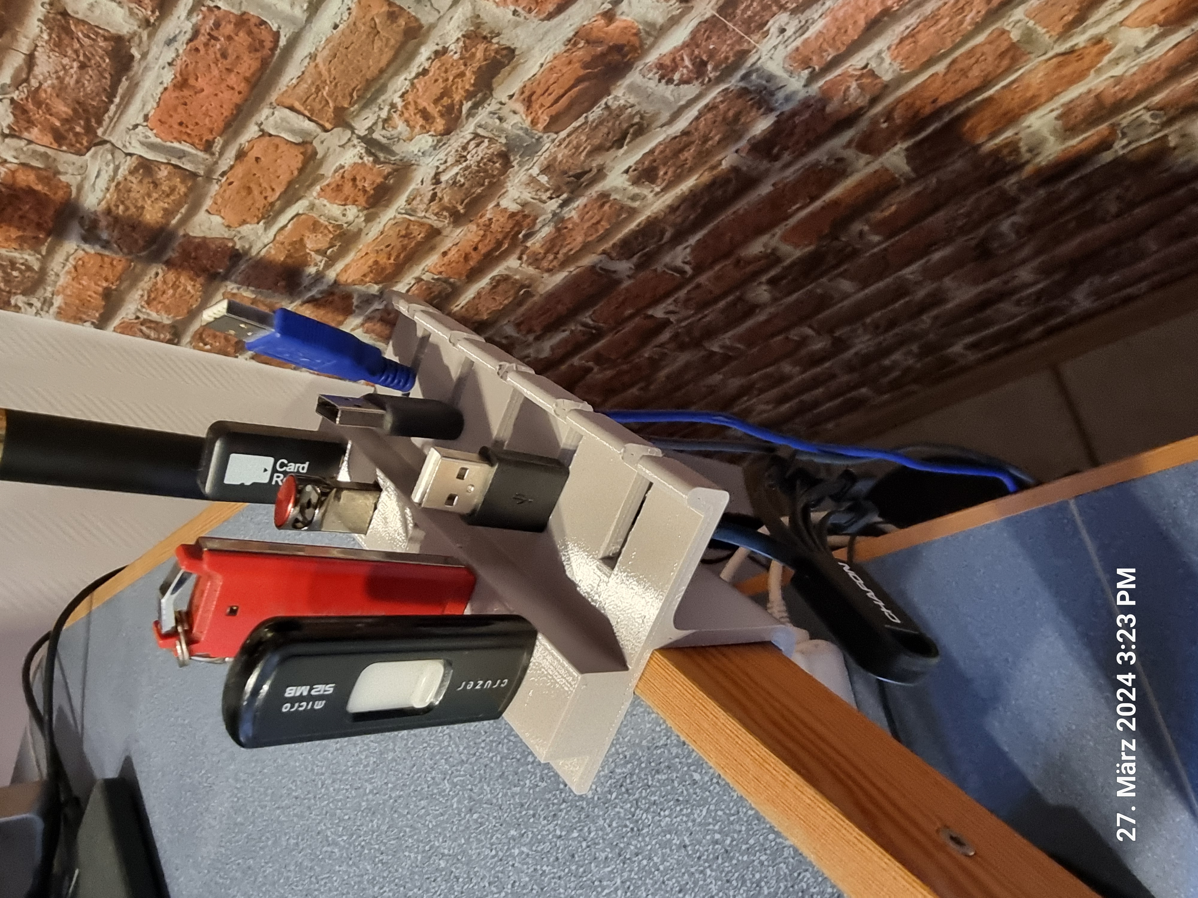 Kabel- & USB-Organizer für Küchenarbeitsplatte