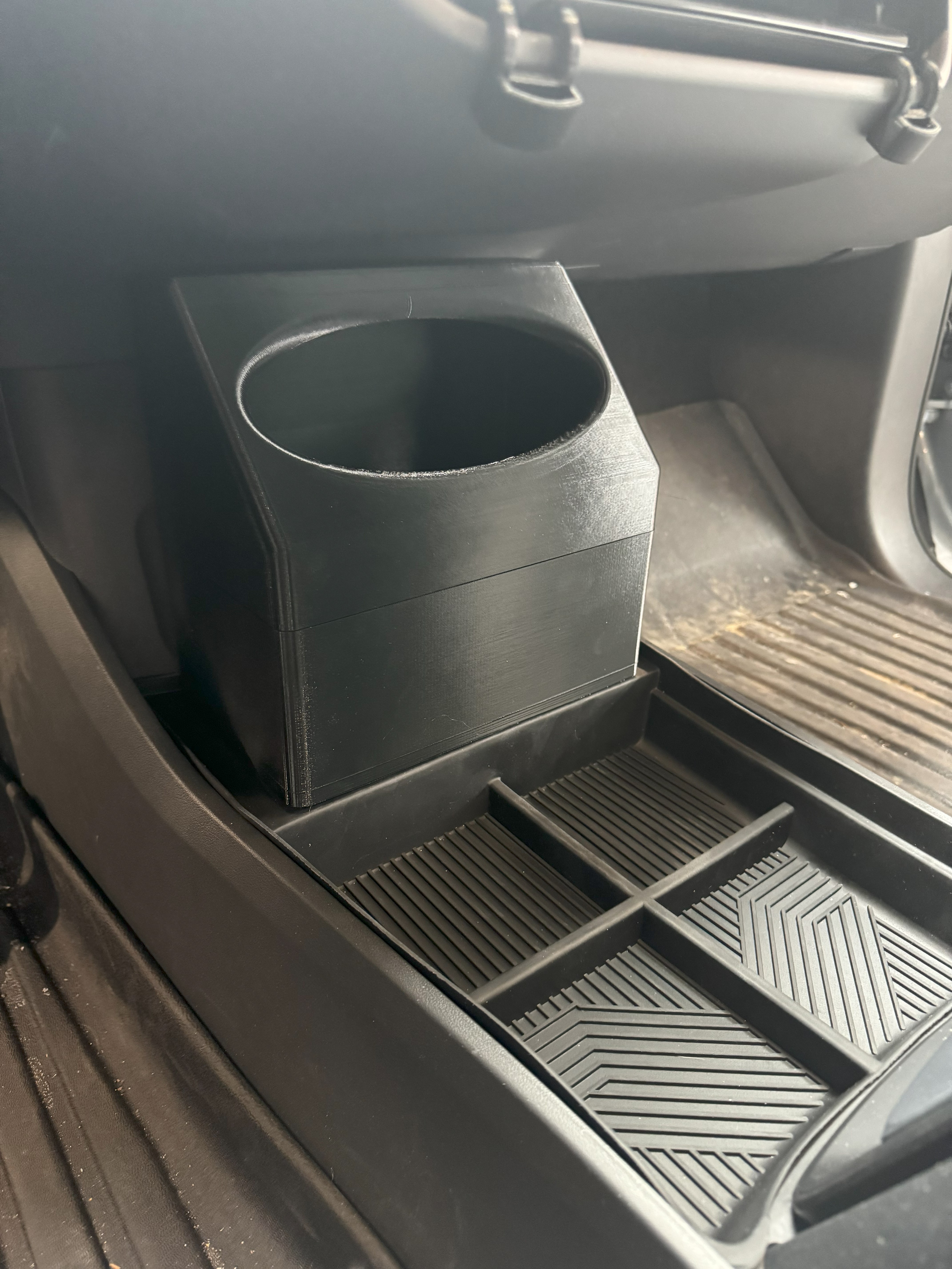 Rivian R1S and R1T Lower Console Trash bin fits into Yee Pin lower console organizer. Note: as of 3/25 the organizer is "not currently available on Amazon"