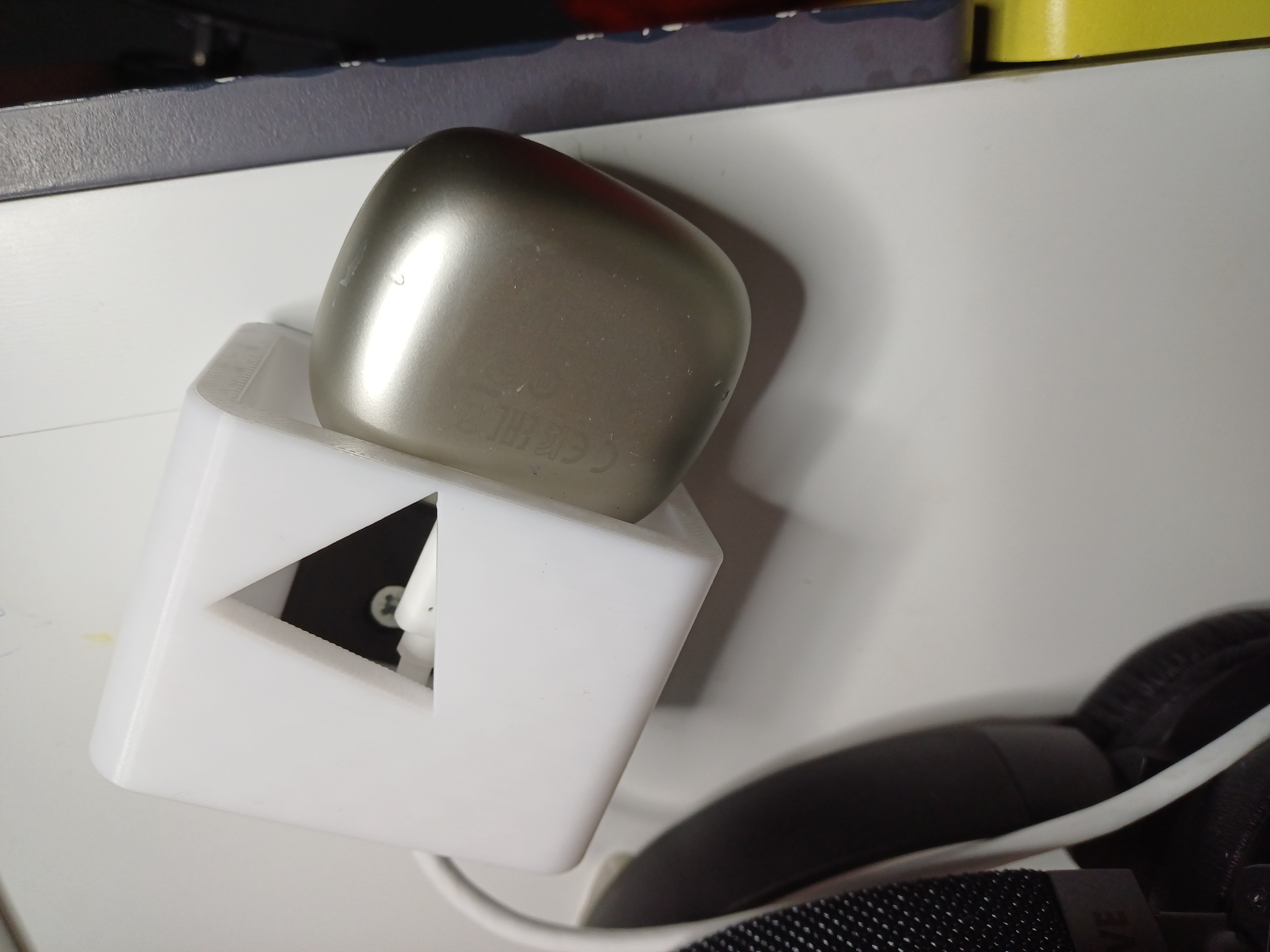 Head phone wall hanging box