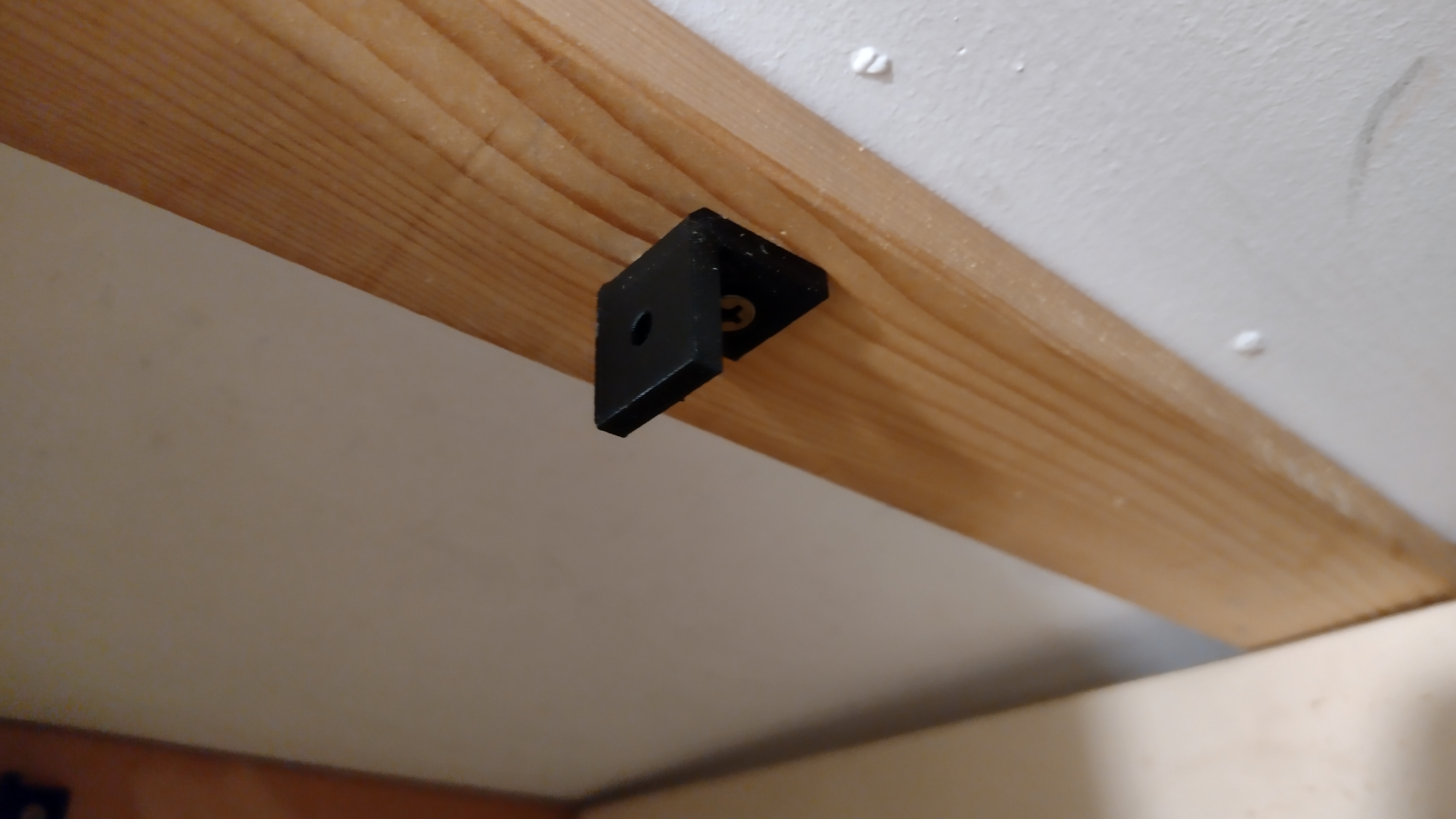 Miniatura 3 do modelo 3D Simple mount bracket for a shelf