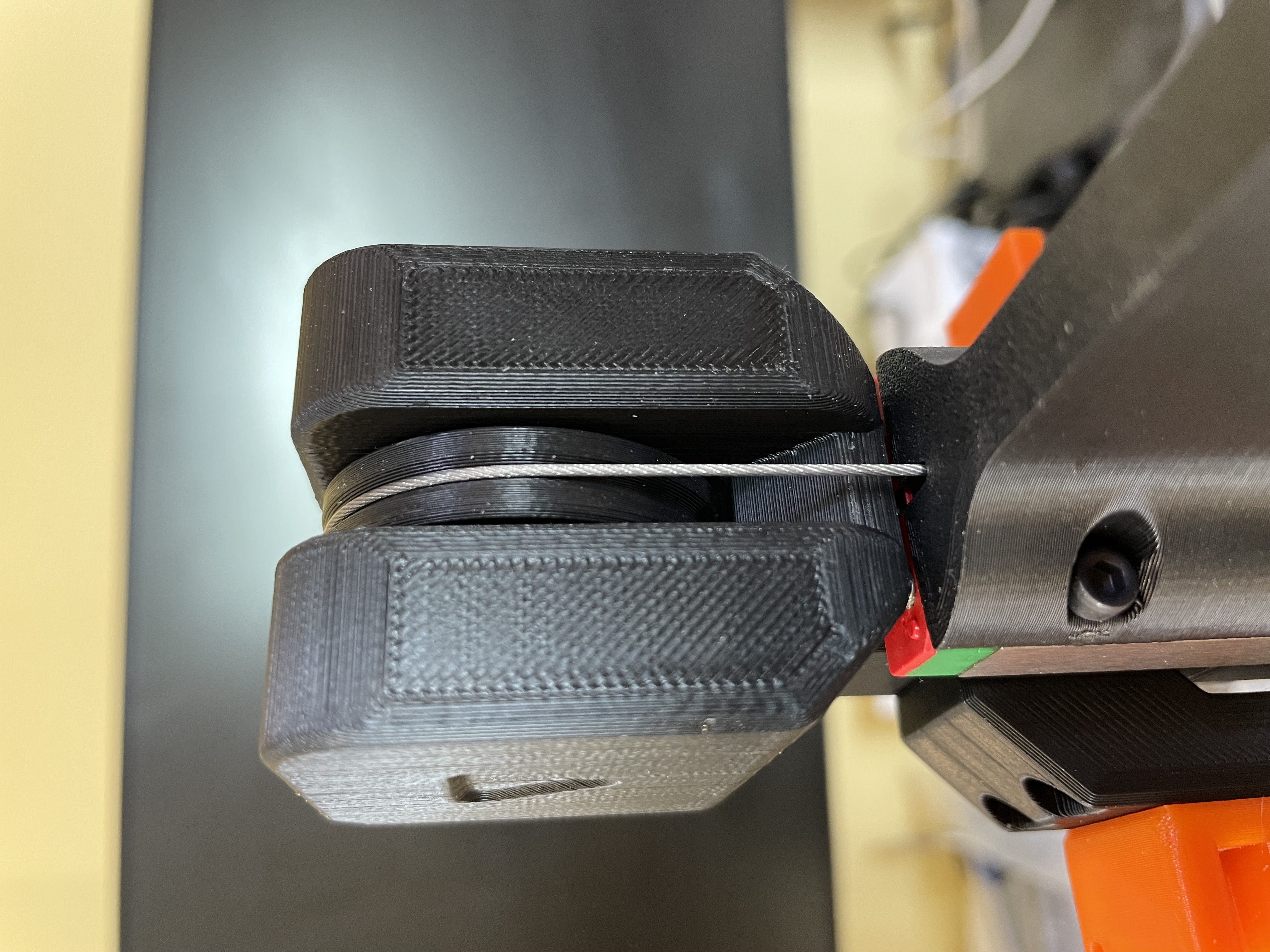 Single U groove roller top