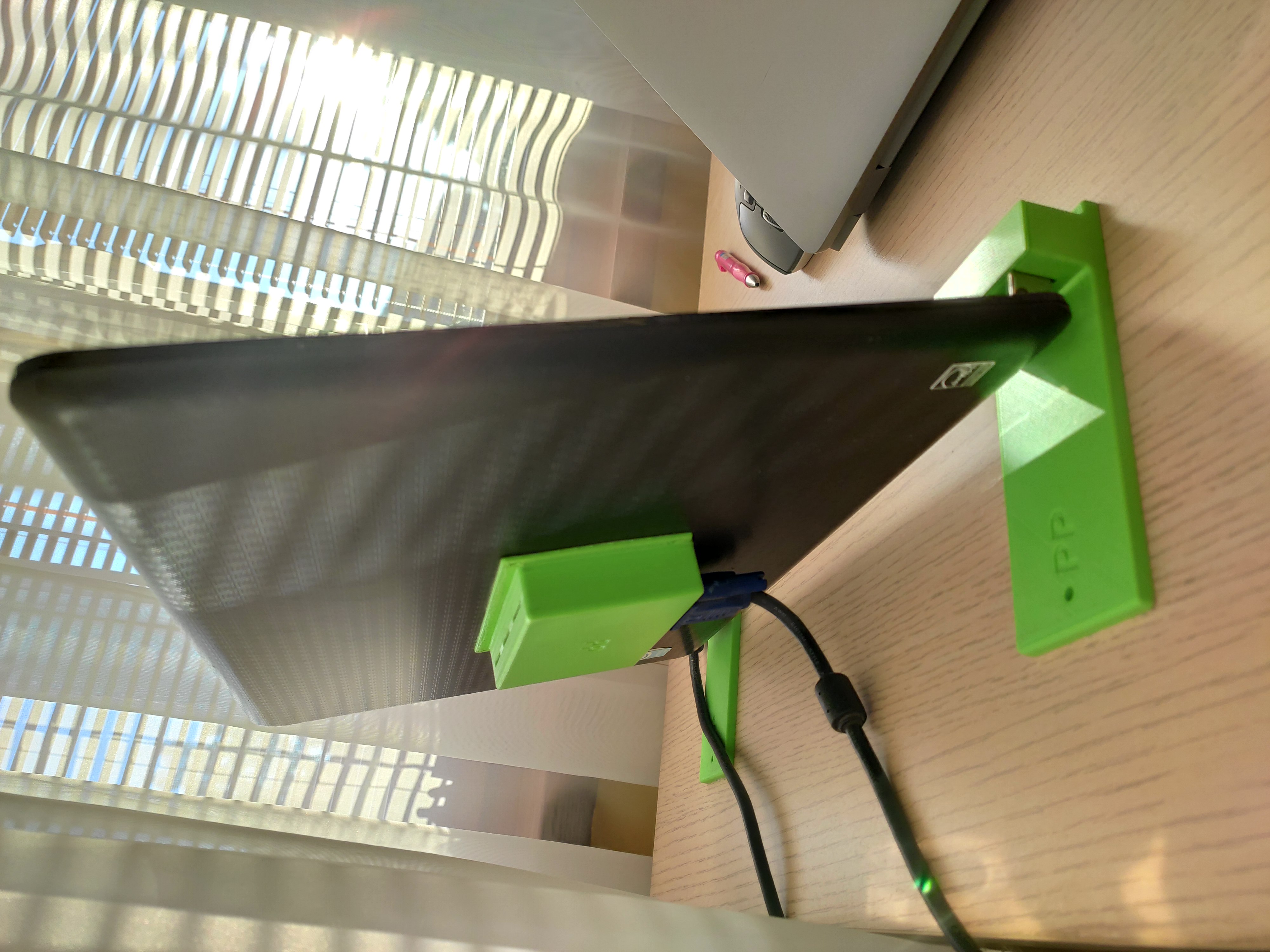 Držiak na display a kryt na jeho riadiacu elektroniku