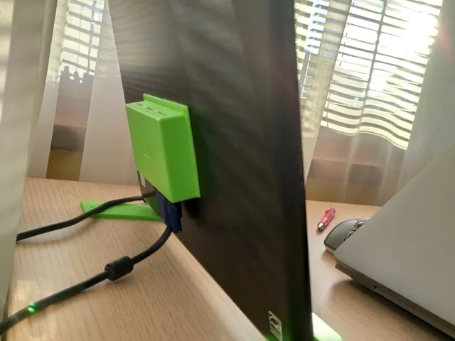 Držiak na display a kryt na jeho riadiacu elektroniku