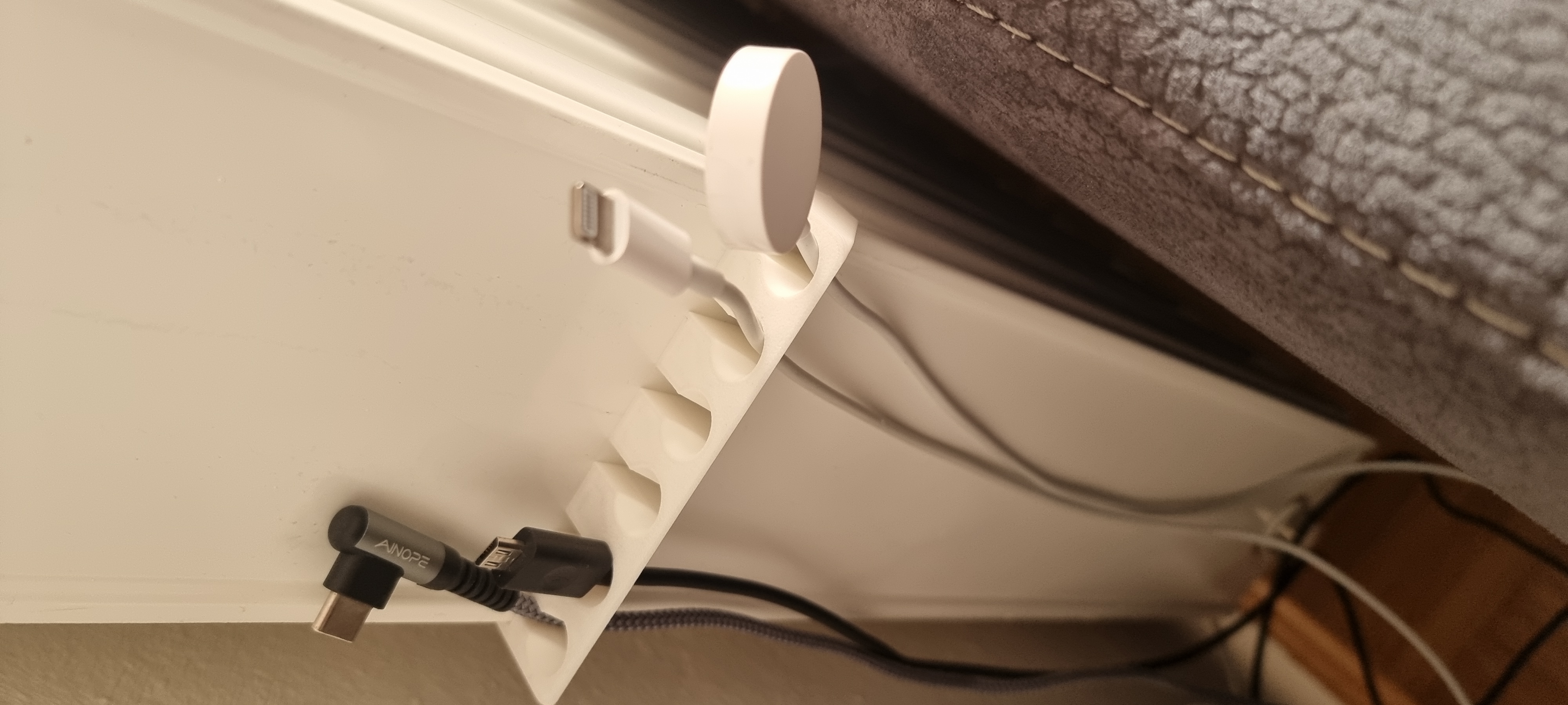 Cable Holder for radiator (Magnets)