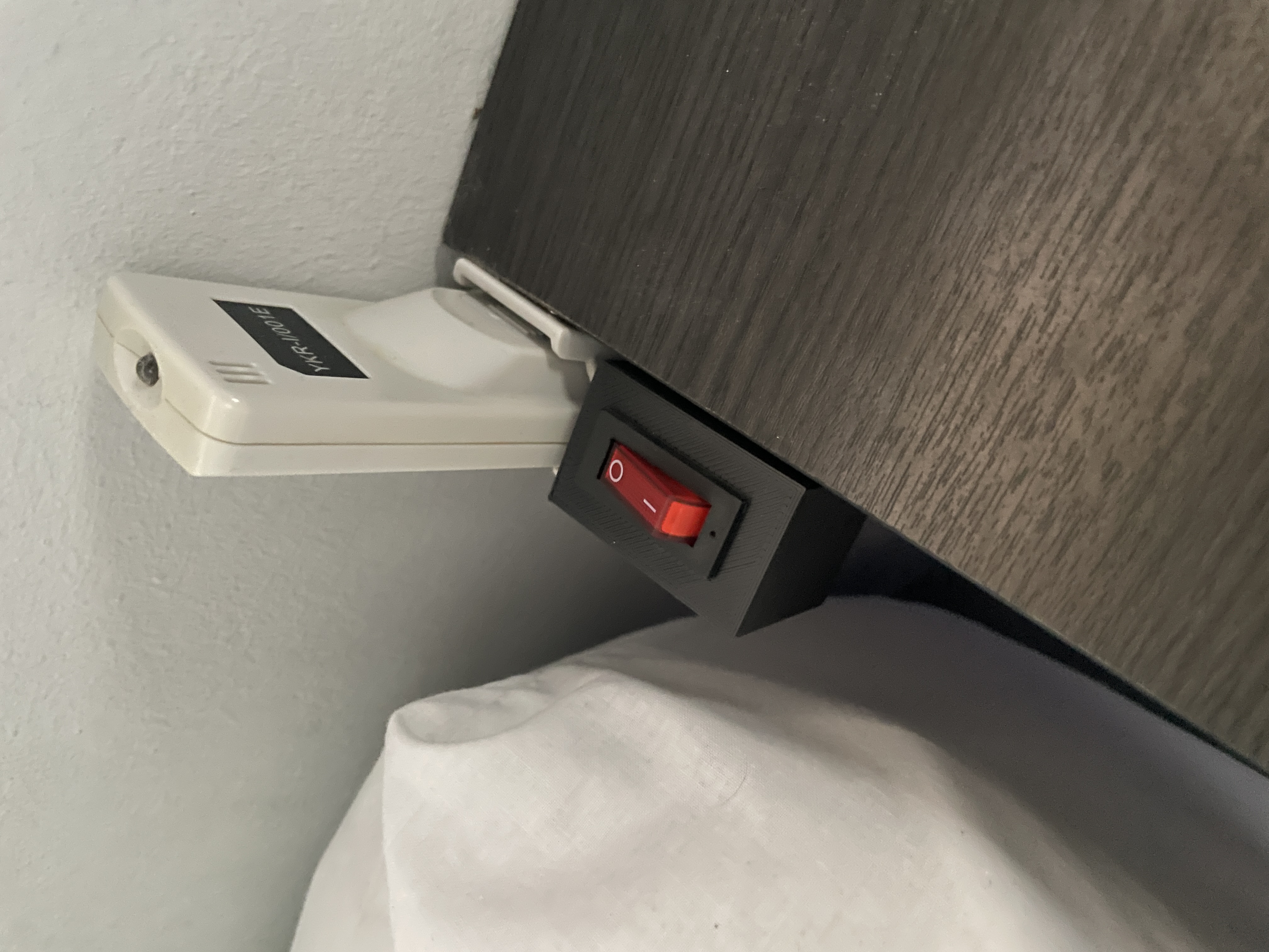 Miniatura 2 do modelo 3D Side Mount Toggle Switch Holder