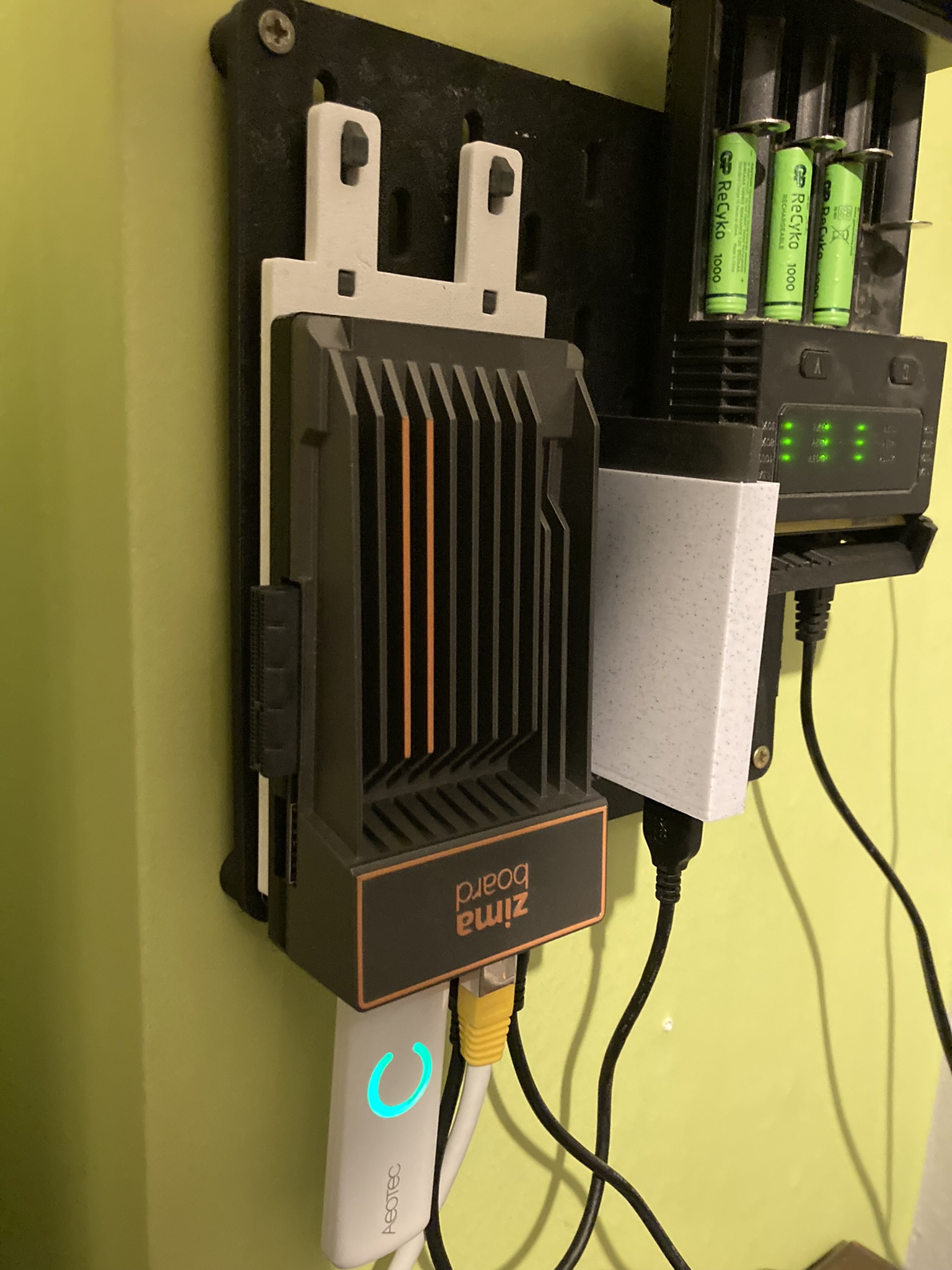 Skadis external USB SSD holder
