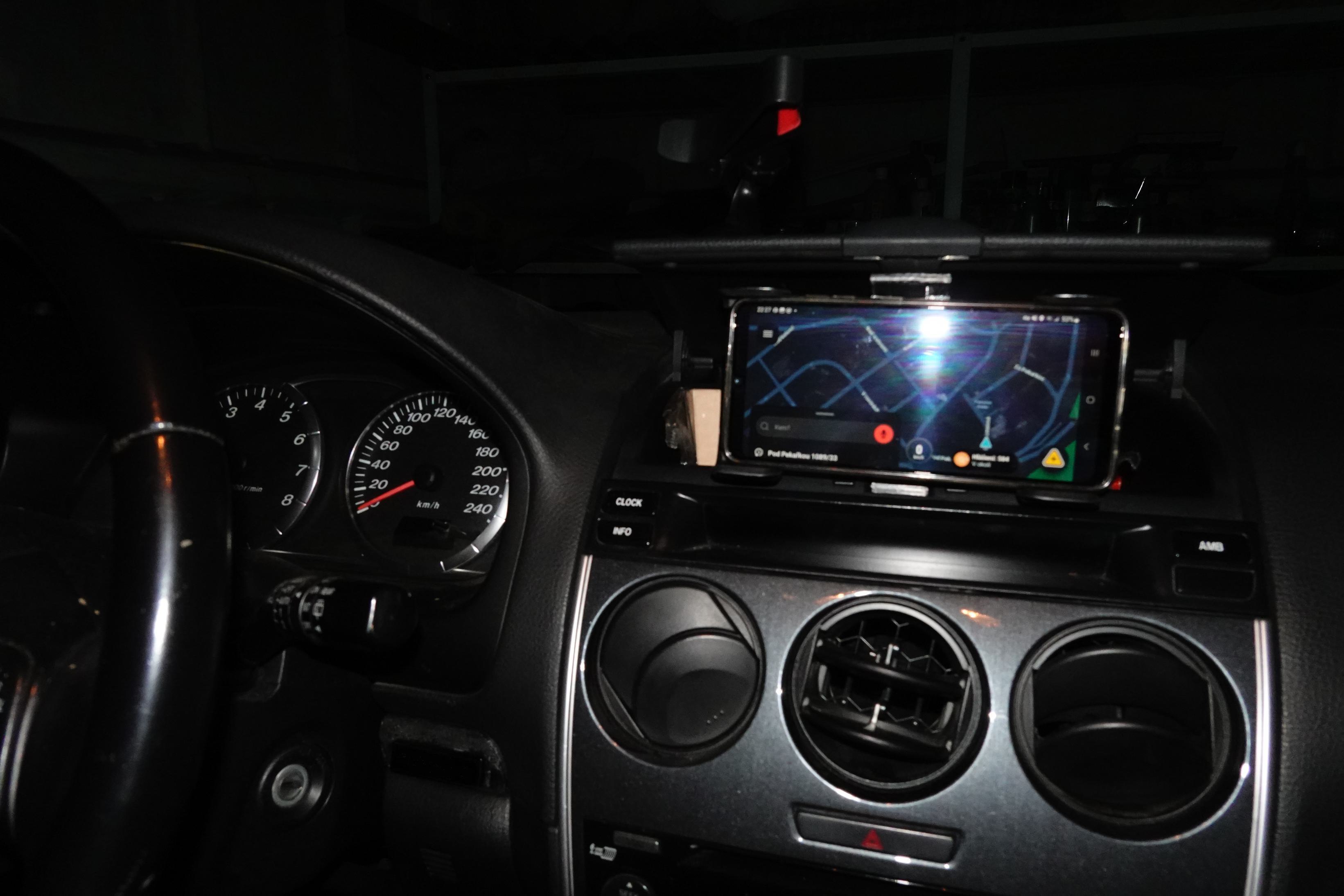 Mazda mobile holder horizontal part for 2 Alligator's grips