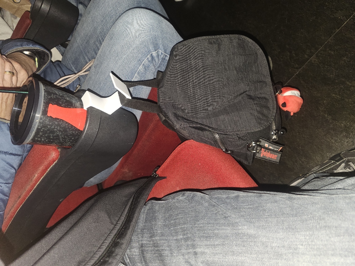 Halter für Handtasche am Getränkehalter im Kino