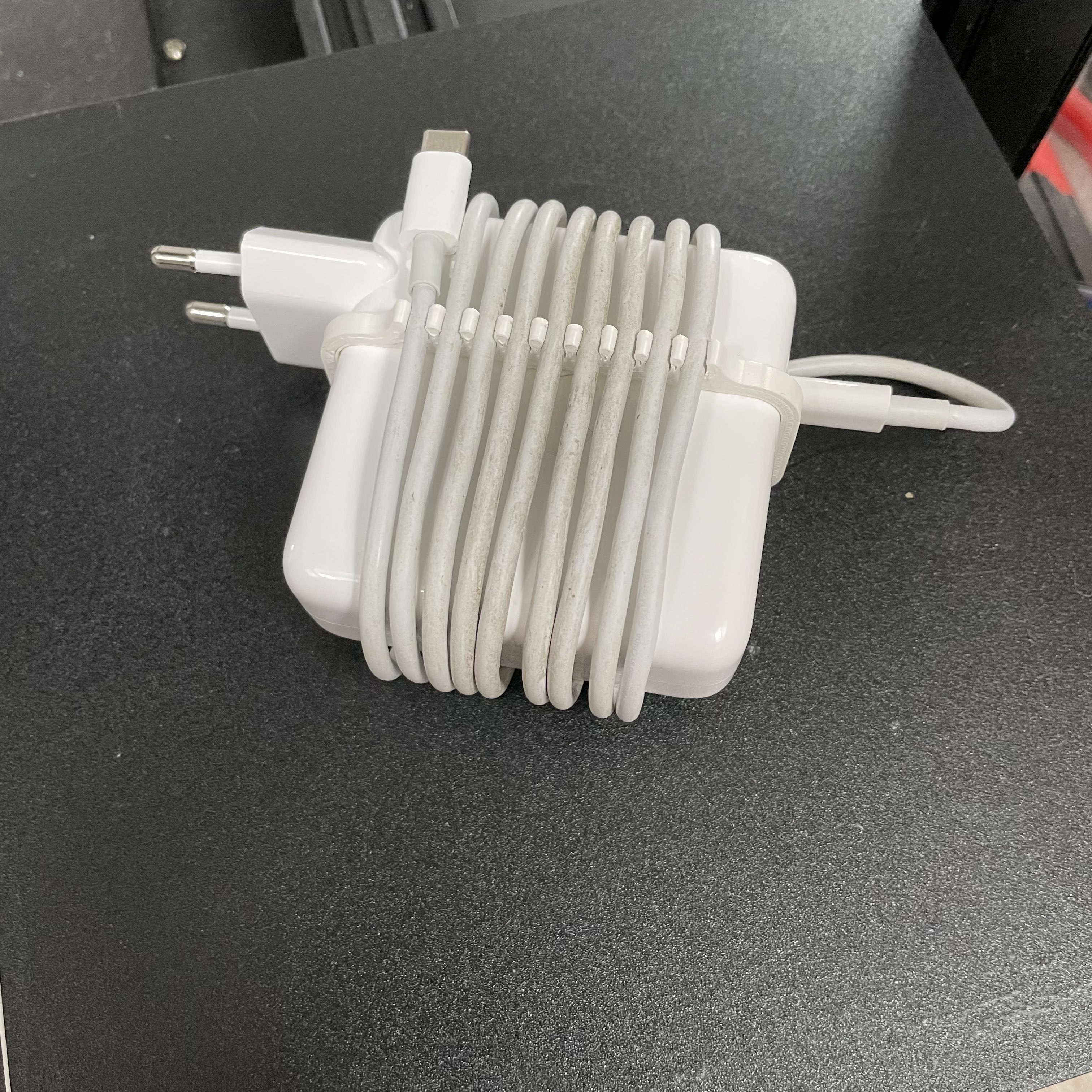 Apple Macbook 67W power supply cable organizer